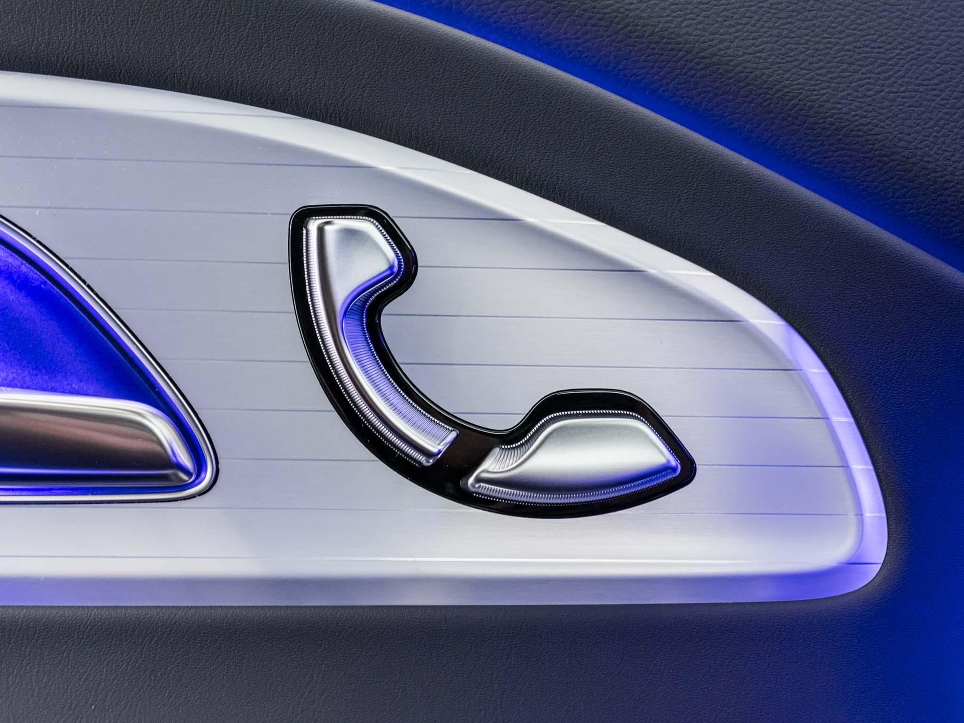 MERCEDES-BENZ CLA 350 4MATIC-image-12