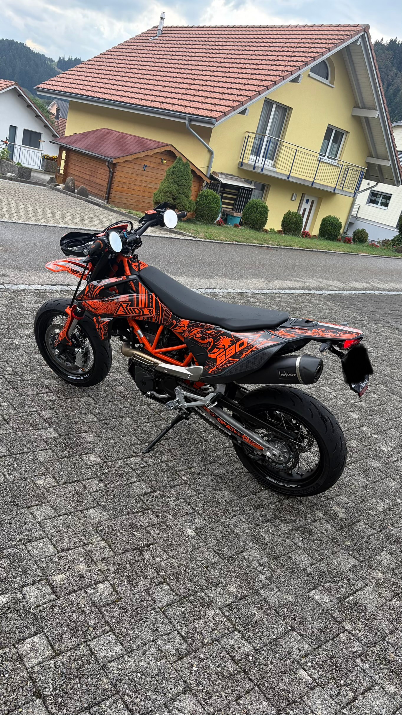KTM 690 SMC R ABS-image-1