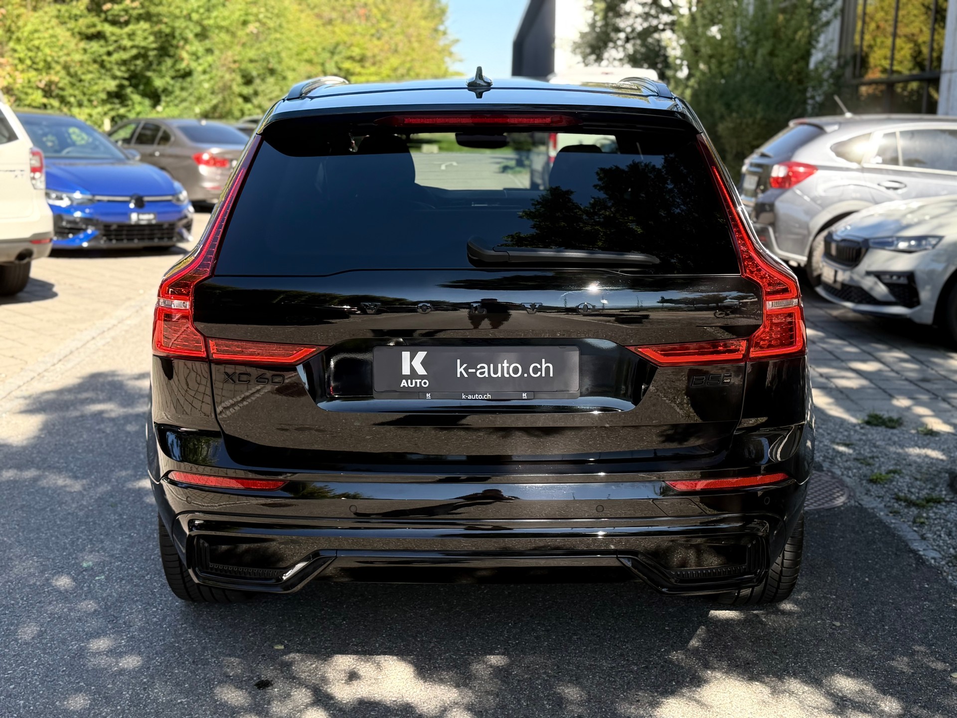 VOLVO XC60 B5 Benzin Mild Hybrid AWD Ultra Dark Geartronic-image-4