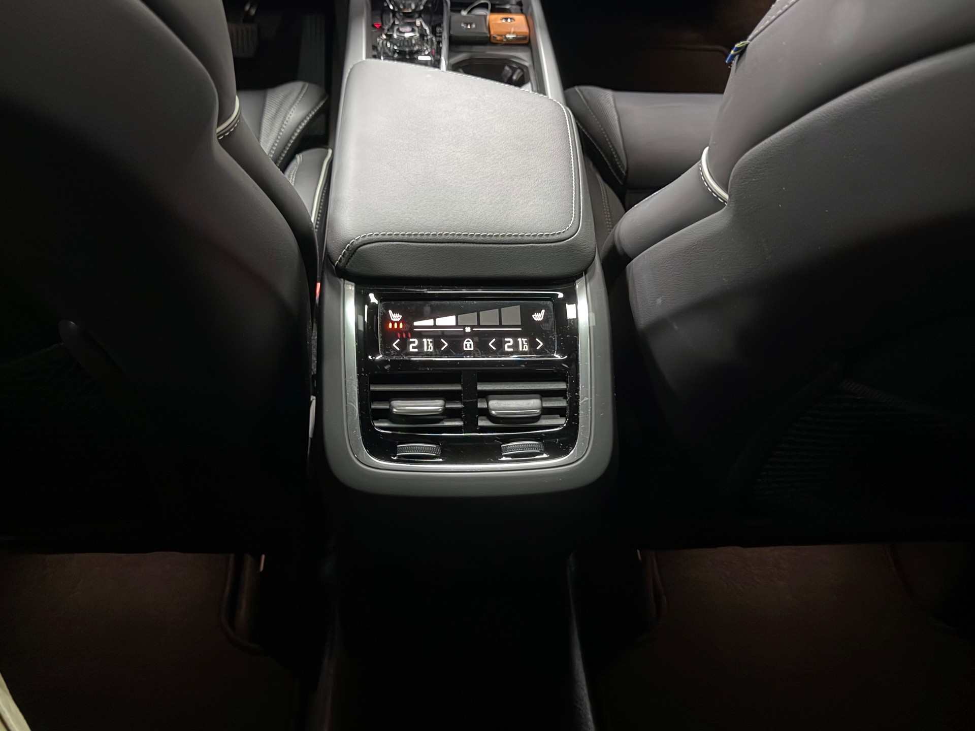 VOLVO XC60 B5 Benzin Mild Hybrid AWD Ultra Dark Geartronic-image-25