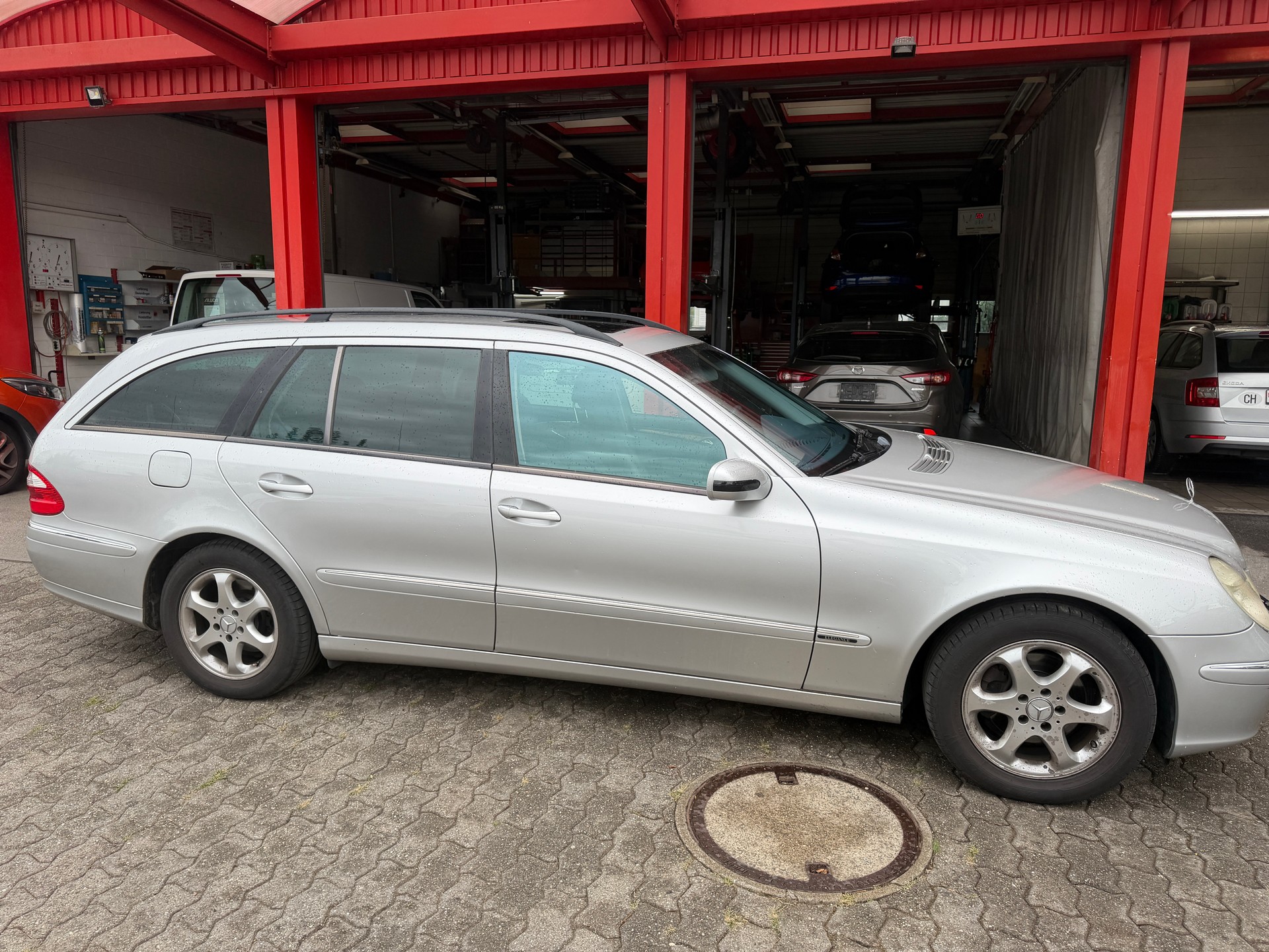 MERCEDES-BENZ E 240 Elégance-showroom-element-3