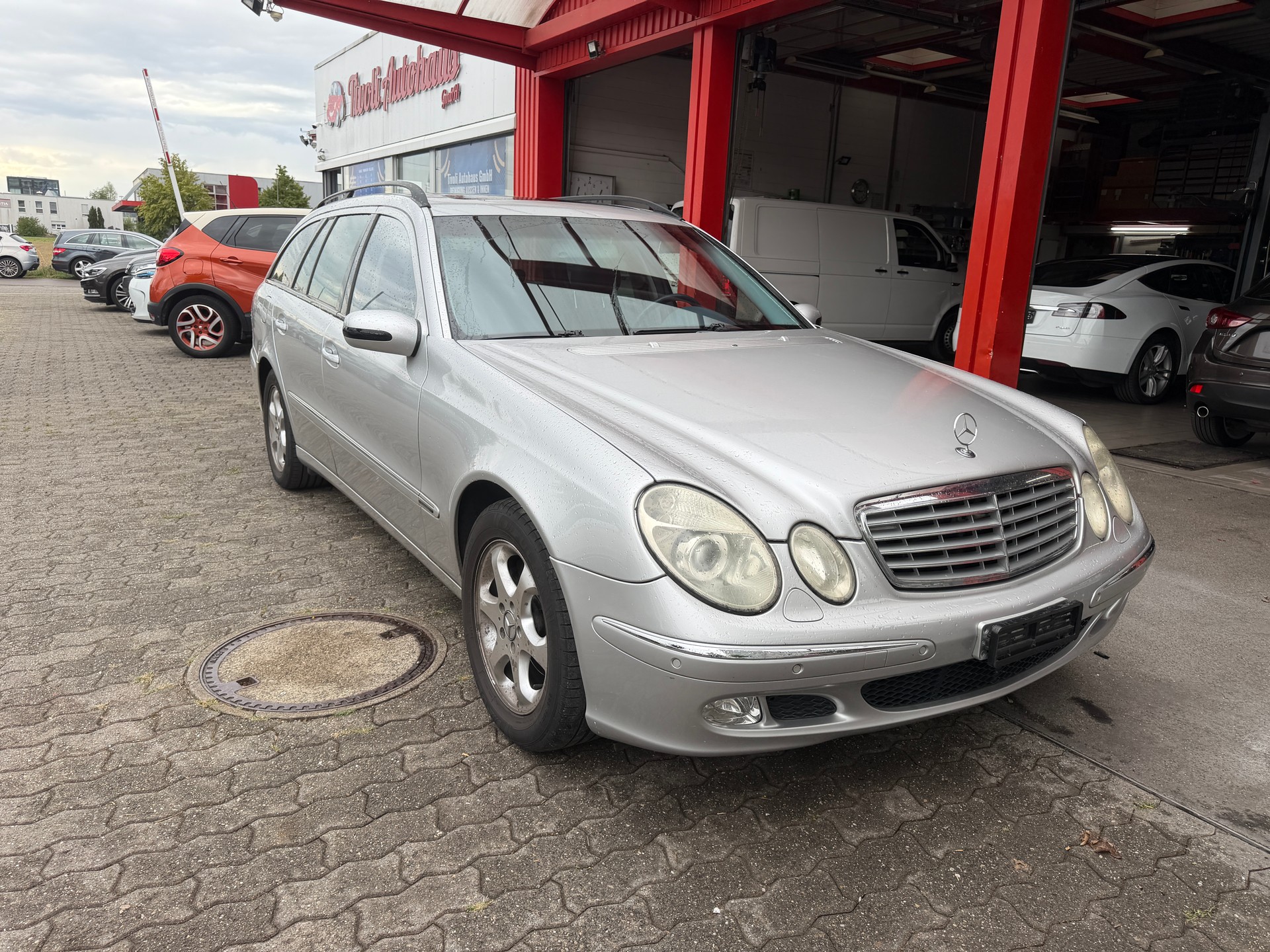 MERCEDES-BENZ E 240 Elégance-showroom-element-1