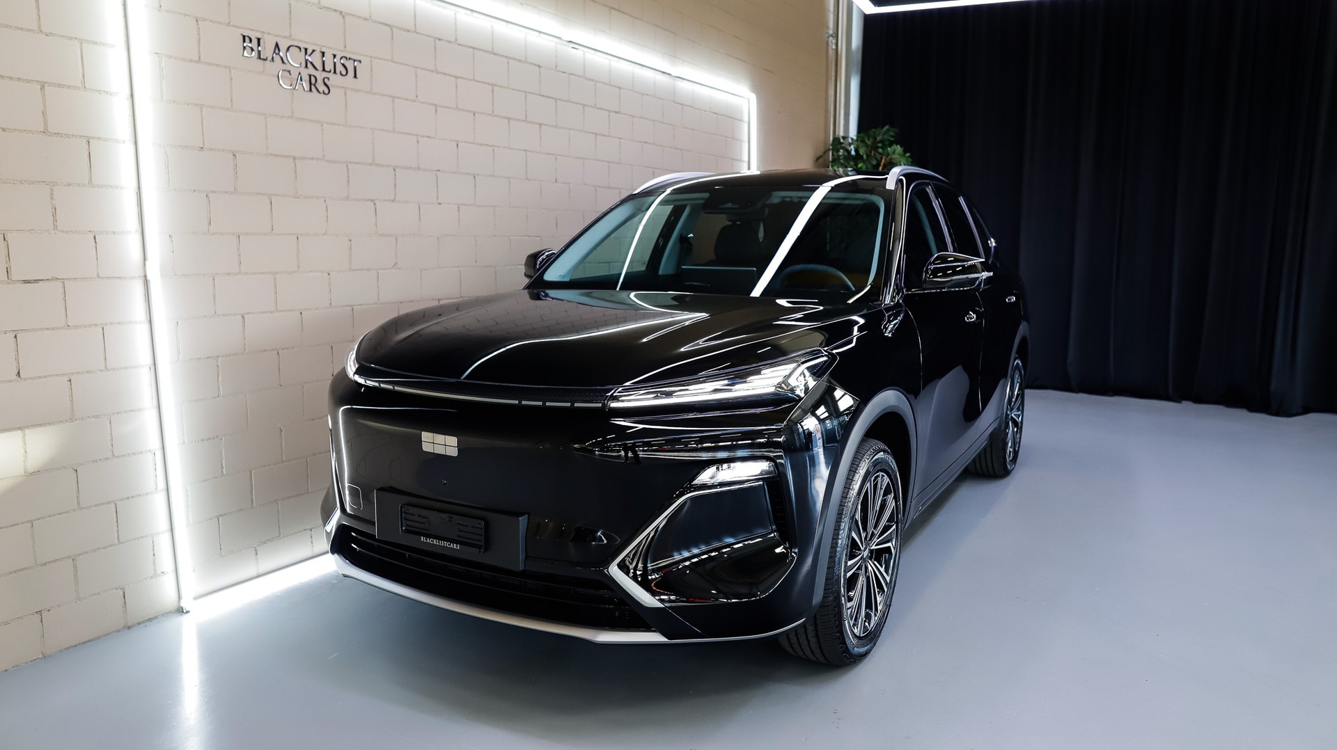 GEELY Starray EM-i Pro+ PHEV *Polar Black*-showroom-element-1