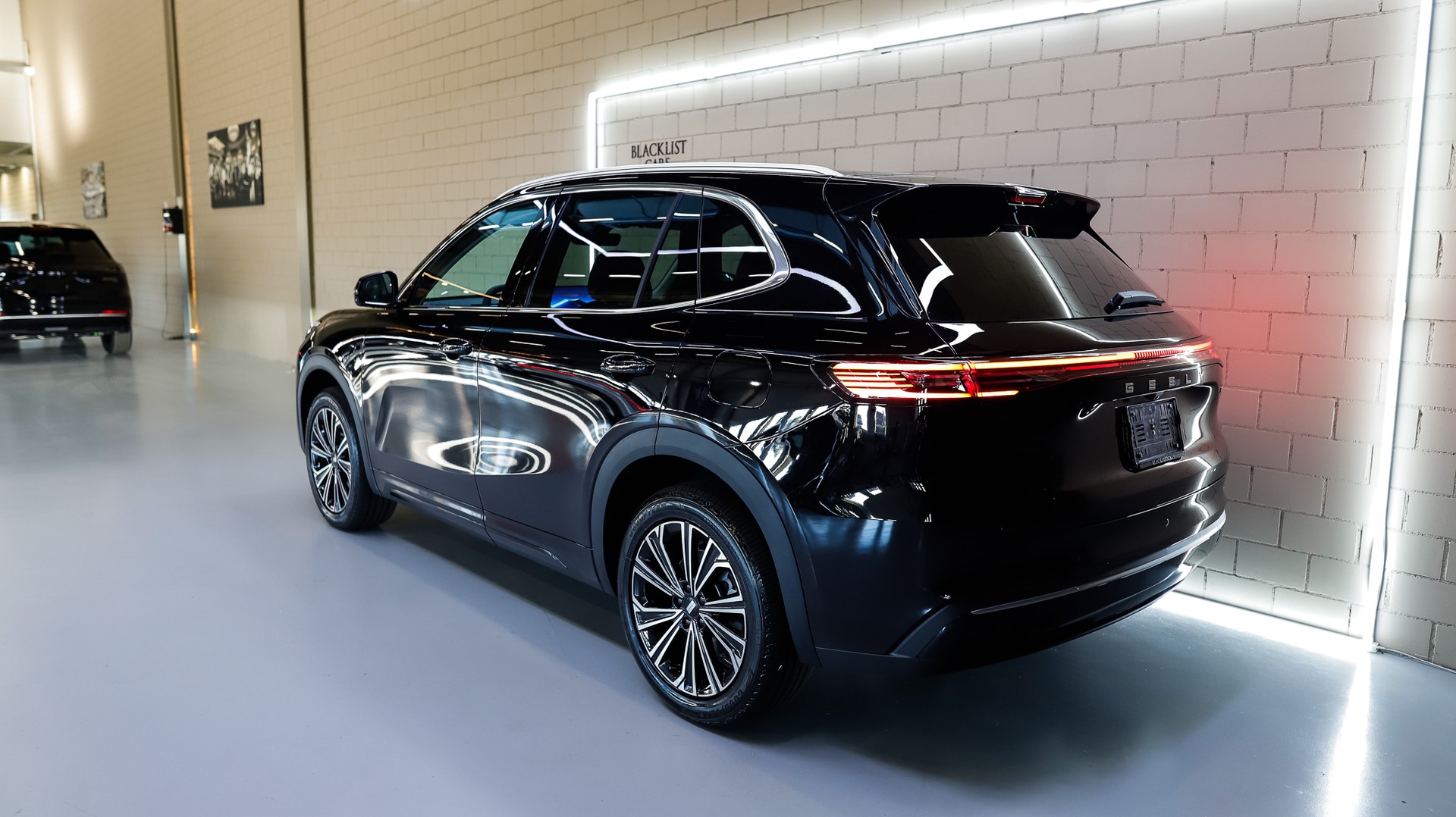 GEELY Starray EM-i Pro+ PHEV *Polar Black*-showroom-element-3
