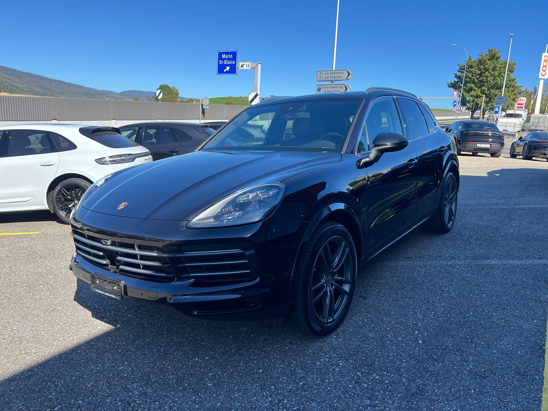 PORSCHE Cayenne-showroom-element-2