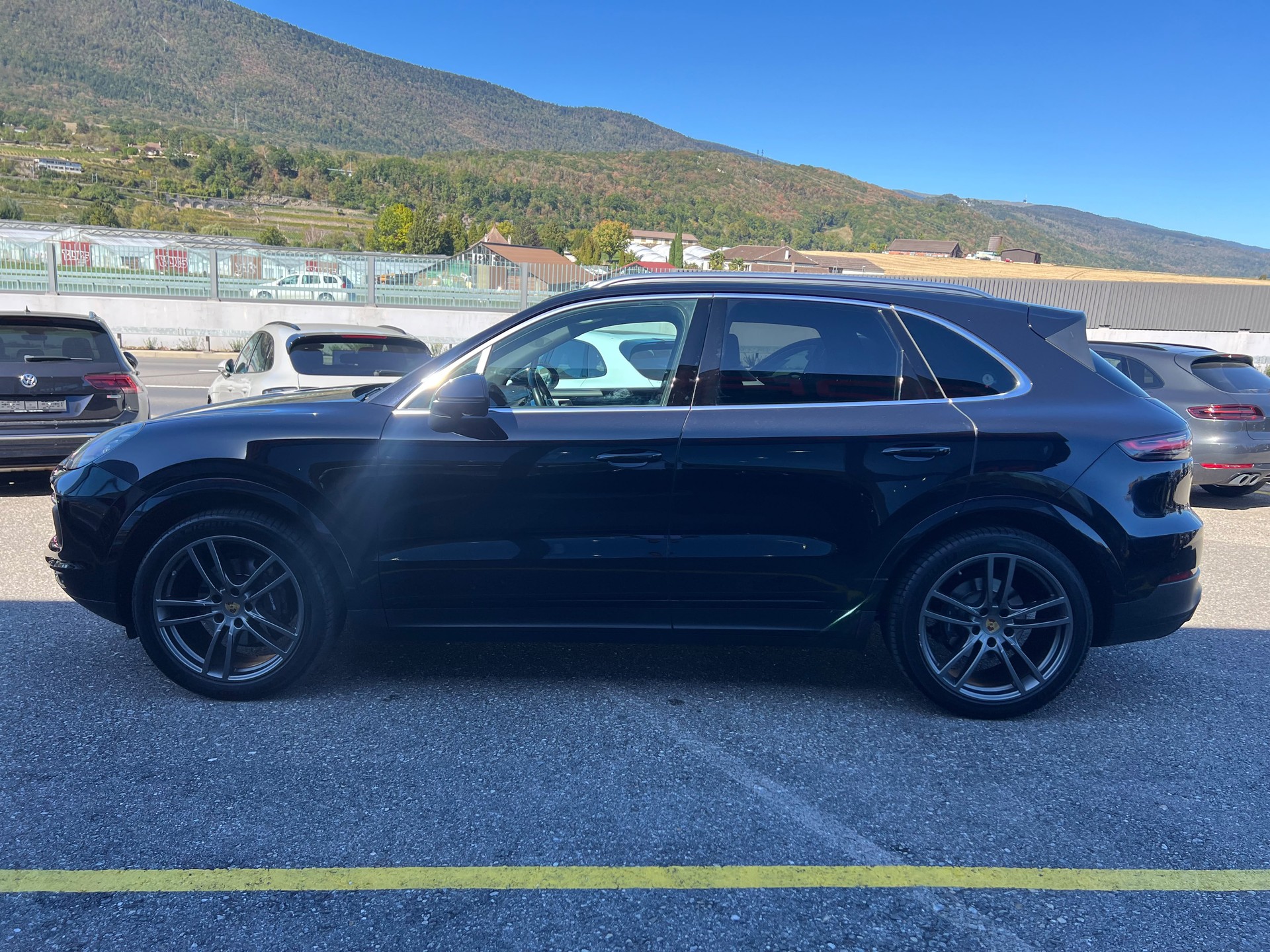 PORSCHE Cayenne-showroom-element-3