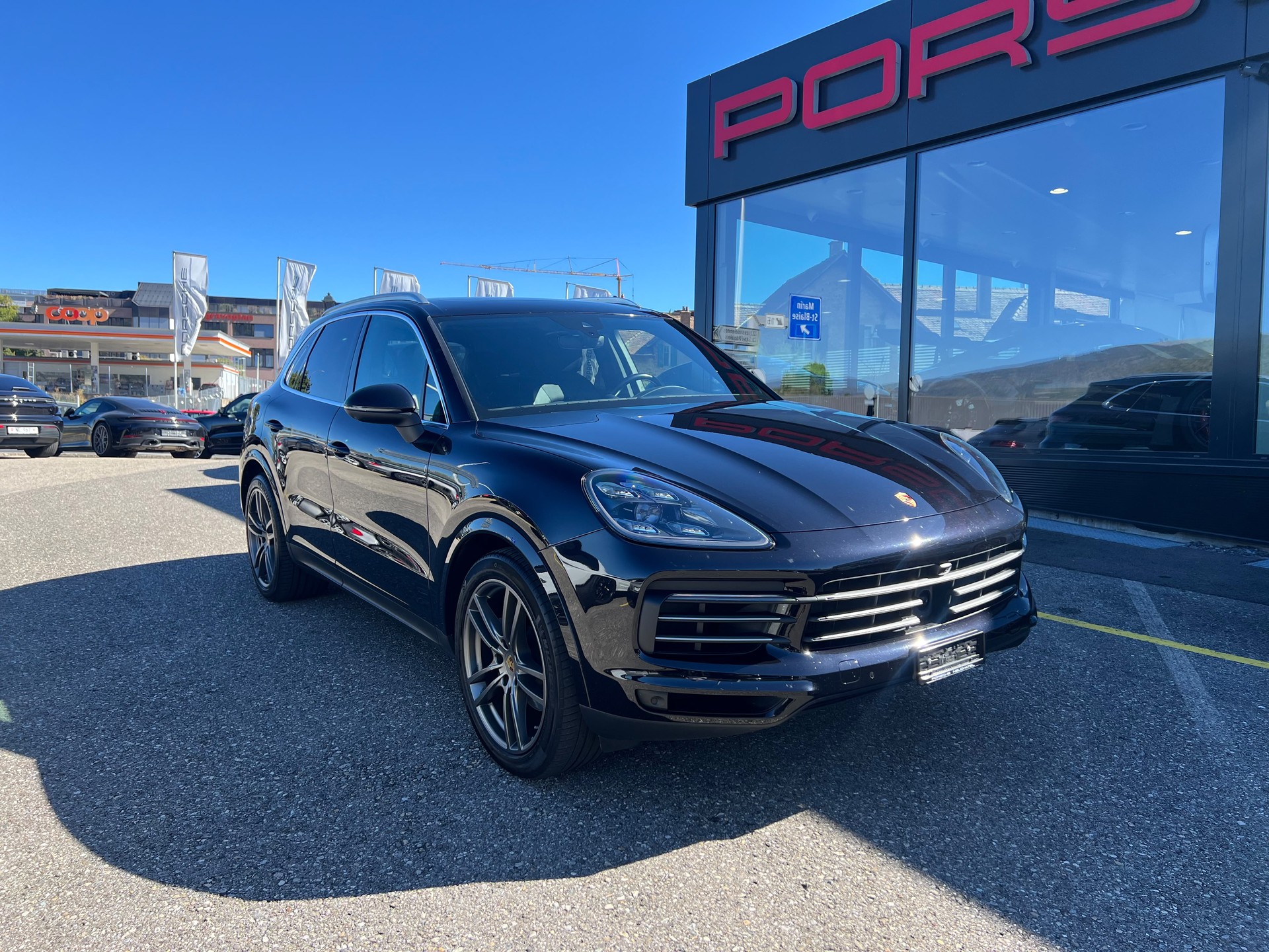 PORSCHE Cayenne-showroom-element-1