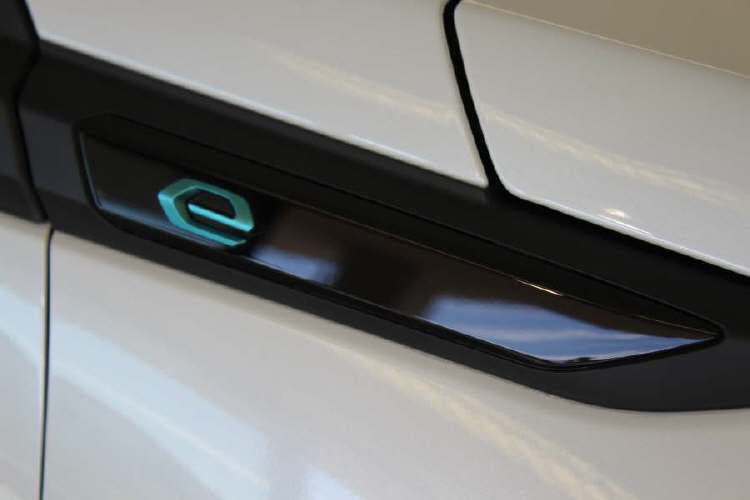 PEUGEOT 2008 e-Allure-image-10