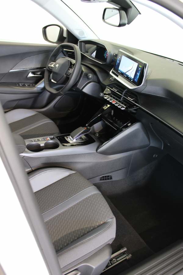 PEUGEOT 2008 e-Allure-showroom-element-3