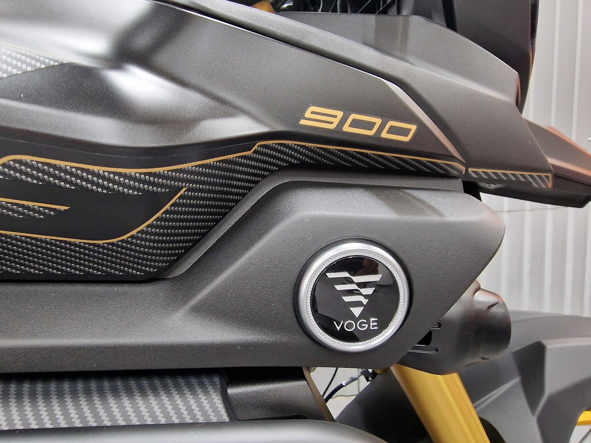 VOGE DS 900 X Black Knight-showroom-element-3