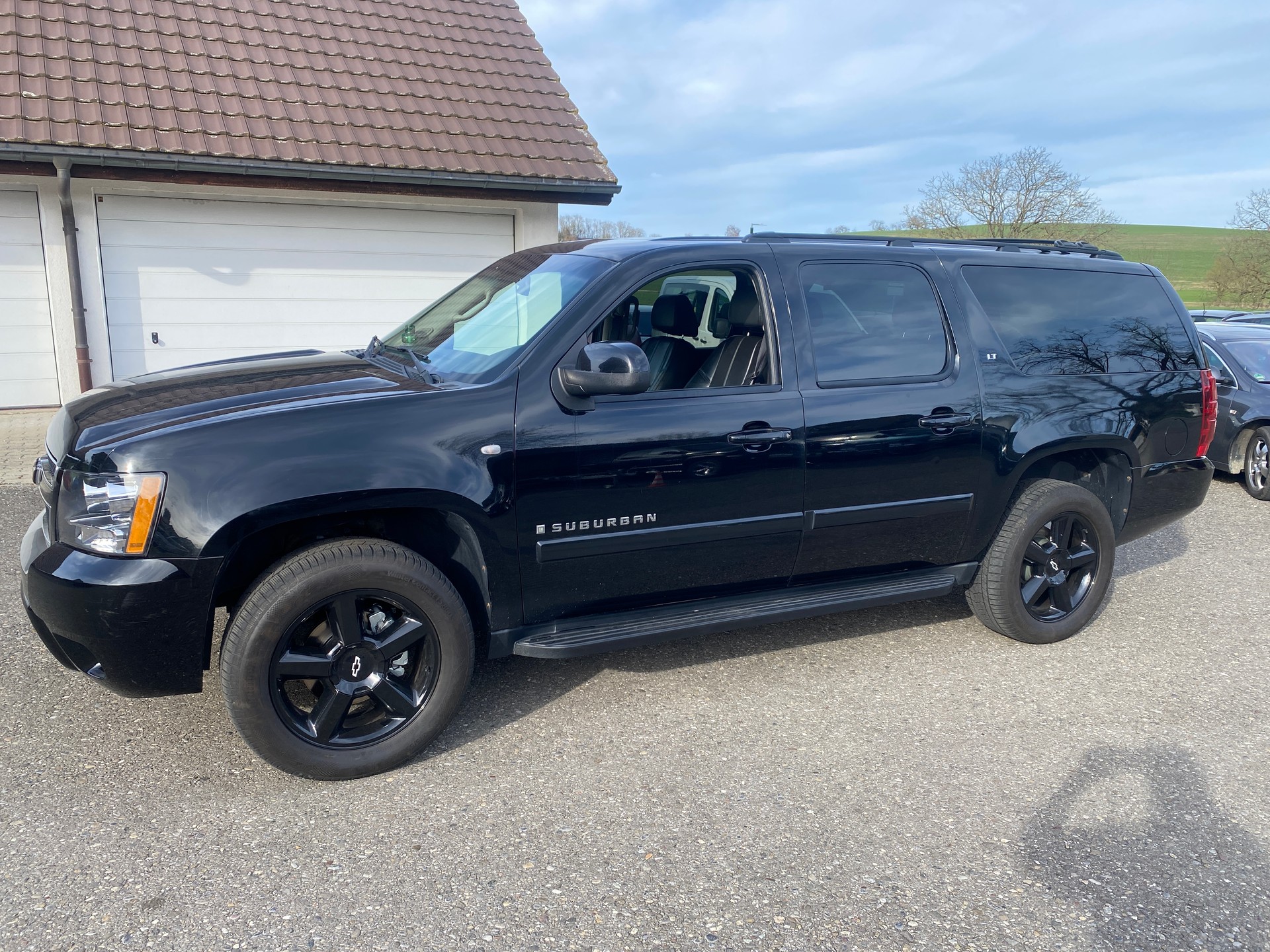 CHEVROLET Suburban-image-4