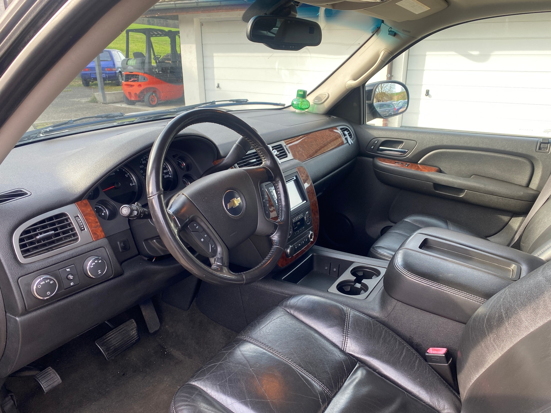 CHEVROLET Suburban-image-2