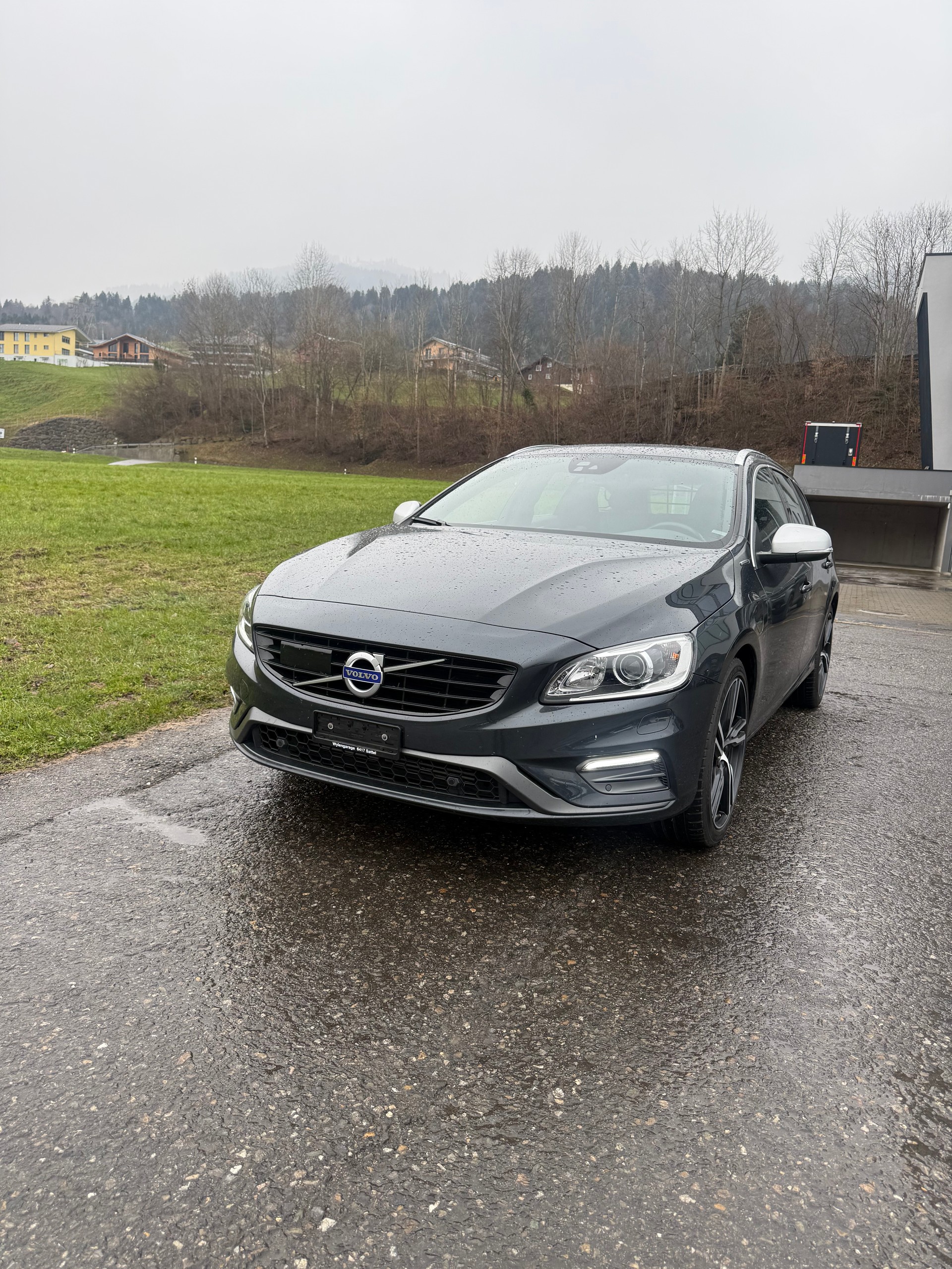 VOLVO V60 D6 AWD Plug-in Hybrid Momentum R-Design