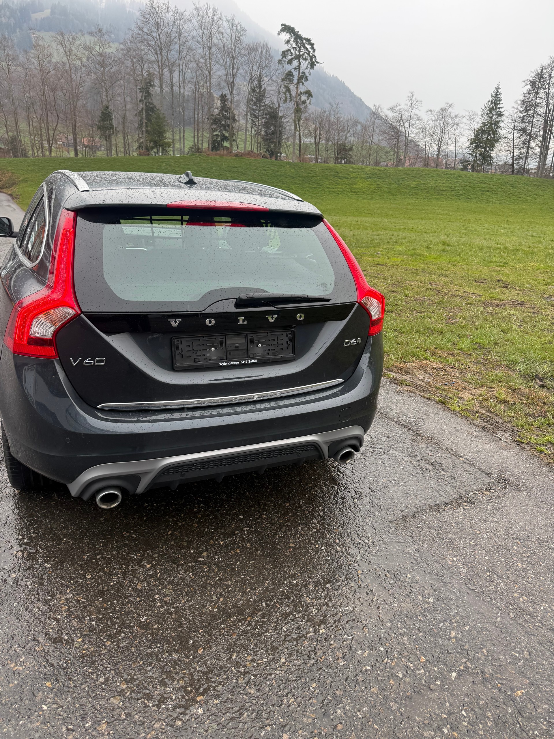 VOLVO V60 D6 AWD Plug-in Hybrid Momentum R-Design-image-3