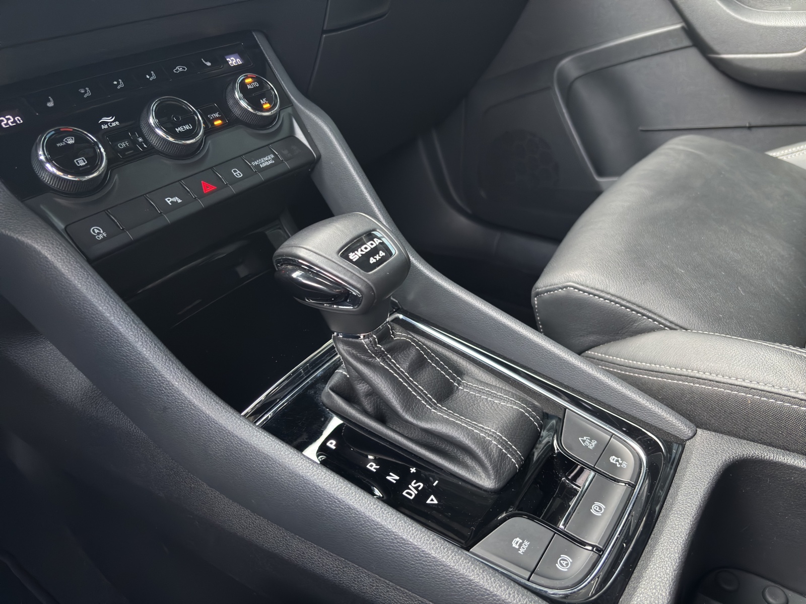 SKODA Karoq 2.0 TSI SportLine 4x4 DSG-image-9