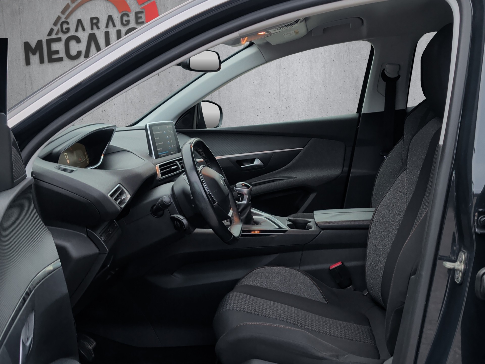 PEUGEOT 3008 1.2 PureTech Active-image-8