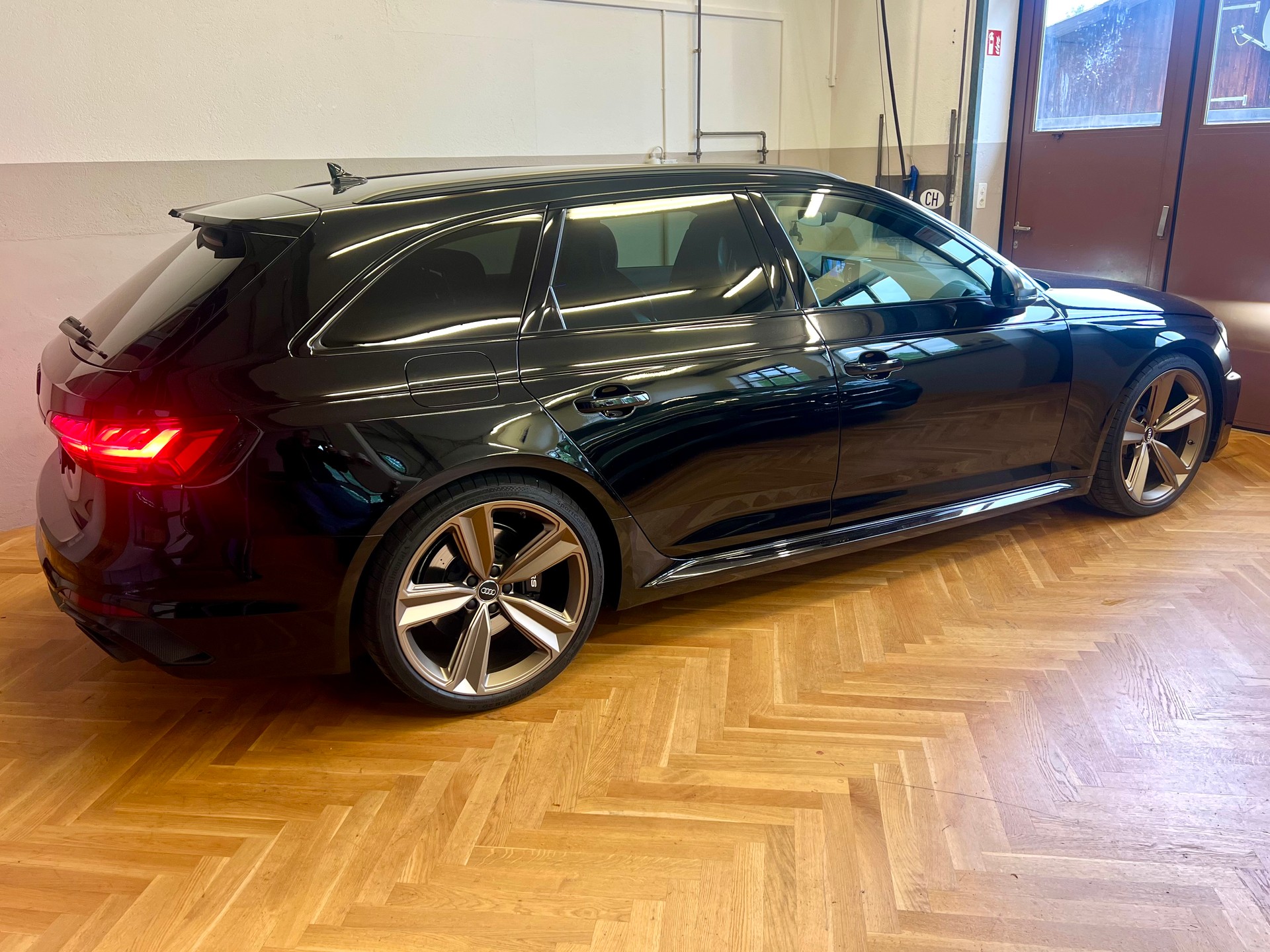 AUDI RS4 Avant quattro tiptronic-image-4