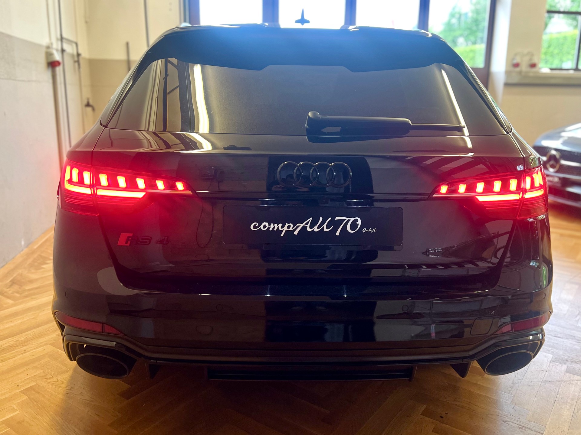 AUDI RS4 Avant quattro tiptronic-image-5