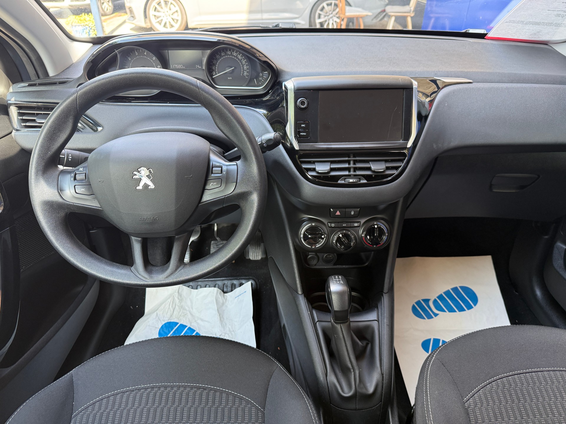 PEUGEOT 208 1.2 PureTech Style-image-4