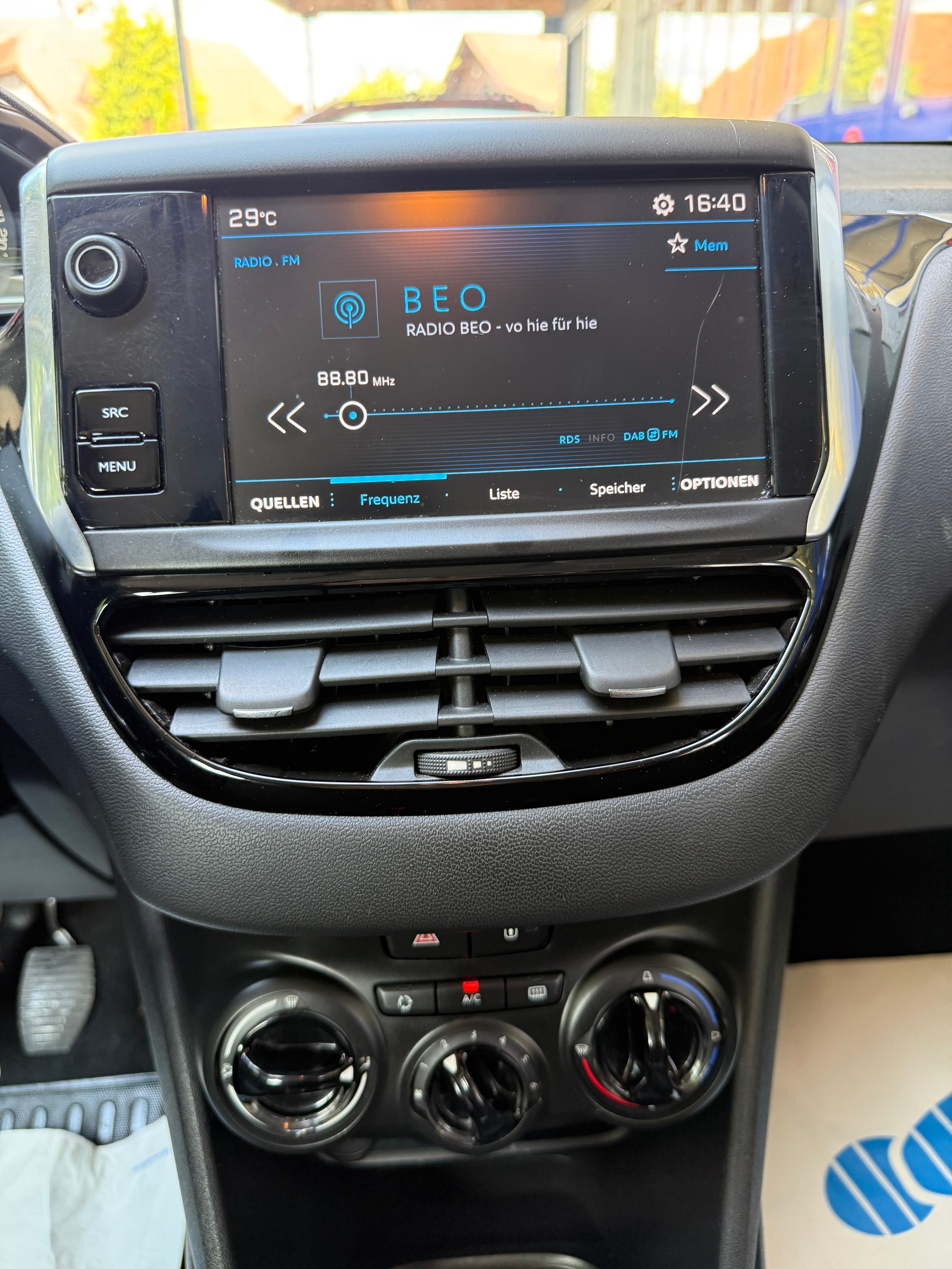 PEUGEOT 208 1.2 PureTech Style-image-6