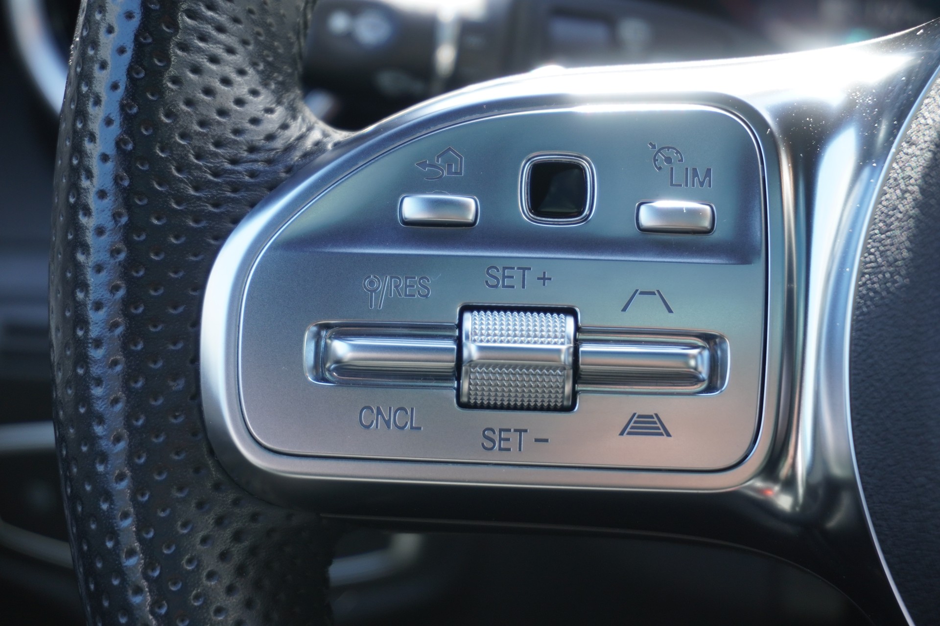 MERCEDES-BENZ GLC 200 d AMG Line 4Matic 9G-Tronic-image-19