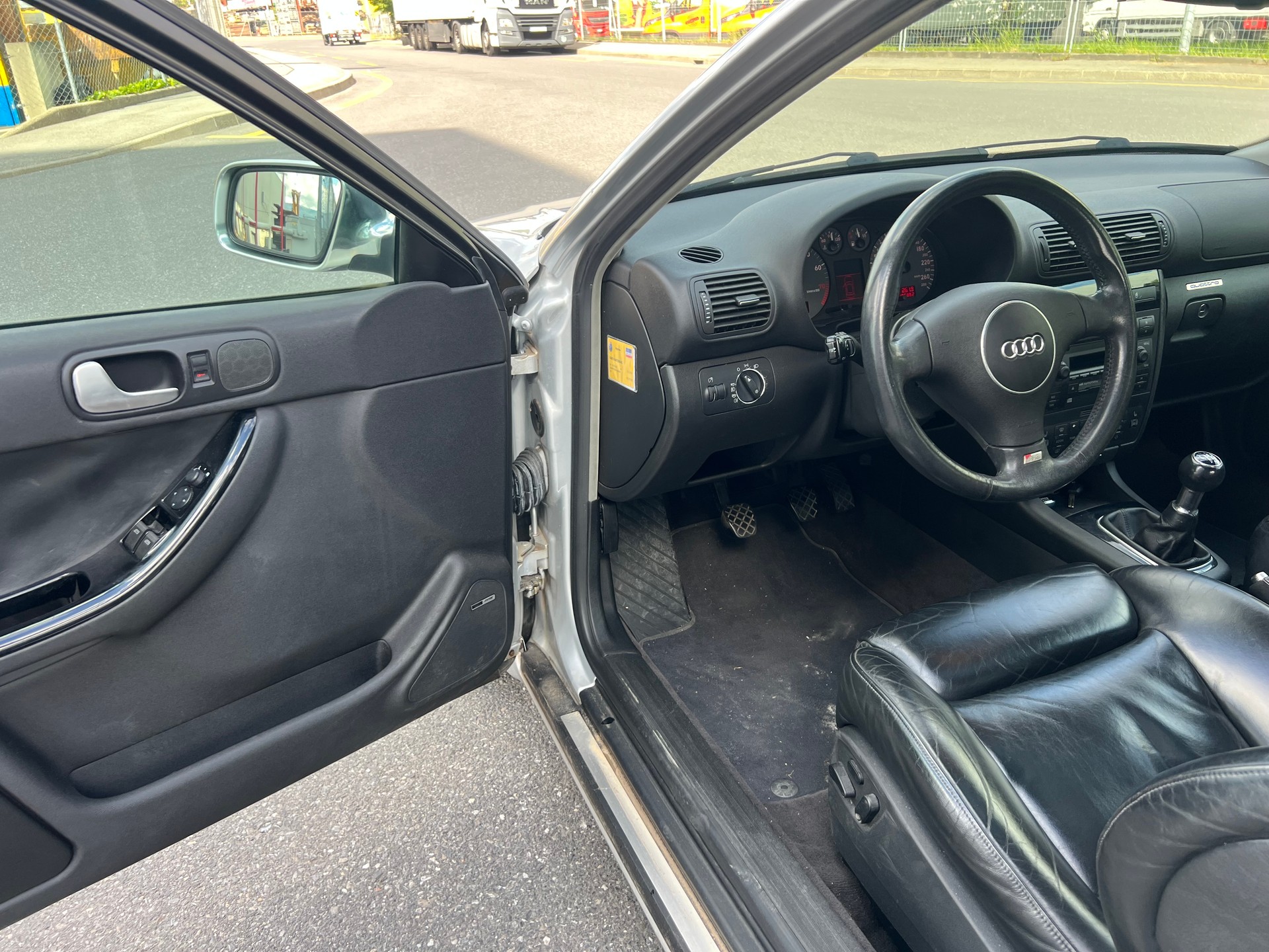 AUDI S3 quattro-image-9