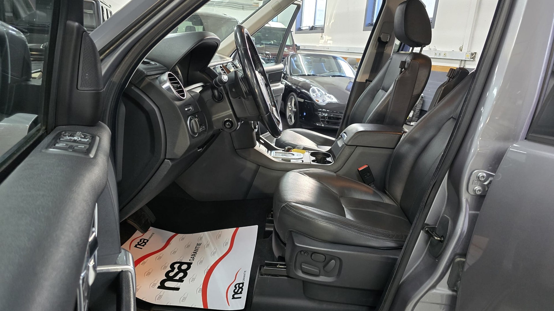 LAND ROVER Discovery 3.0 SDV6 HSE Automatic-image-13