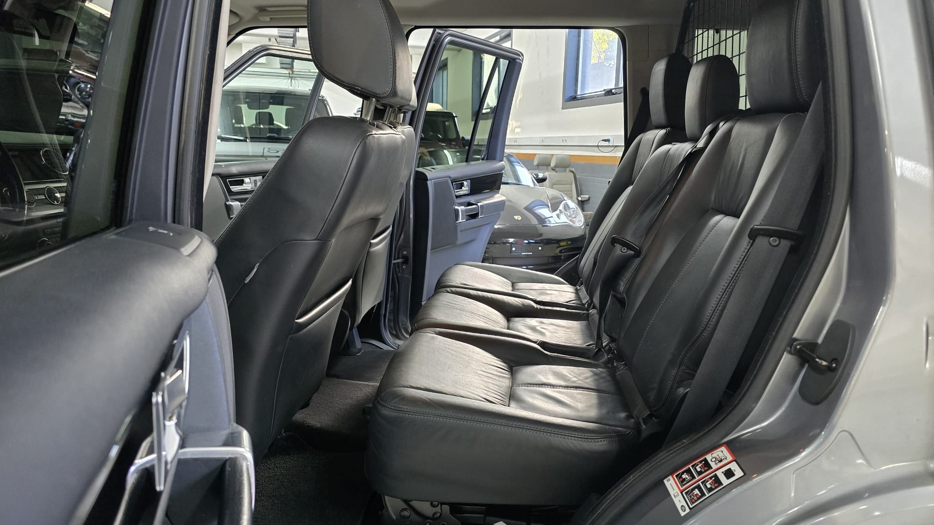 LAND ROVER Discovery 3.0 SDV6 HSE Automatic-image-16