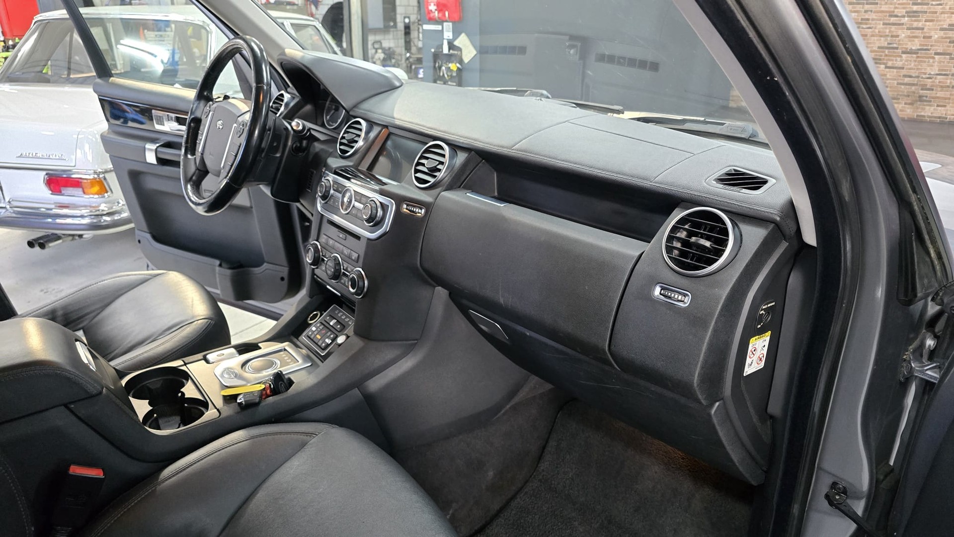 LAND ROVER Discovery 3.0 SDV6 HSE Automatic-image-18