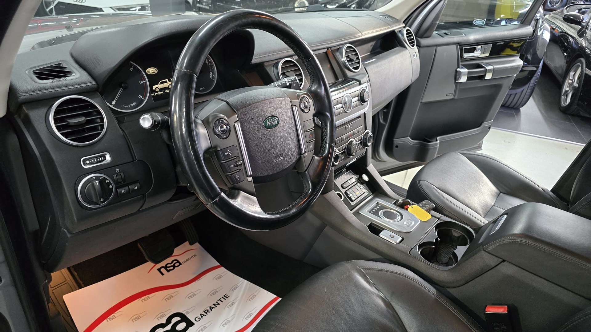 LAND ROVER Discovery 3.0 SDV6 HSE Automatic-image-12