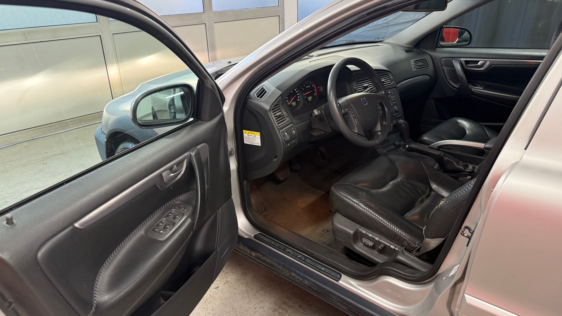 VOLVO XC70 2.5T AWD, Servicegepflegt, Zahnriemen ersetzt fährt schön, Carroserie Schaden siehe Bilder-image-7