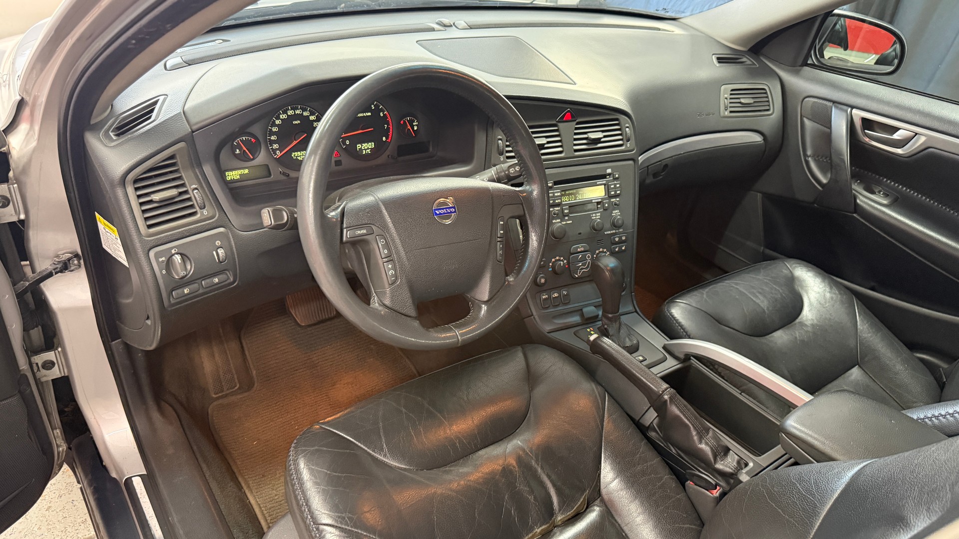 VOLVO XC70 2.5T AWD, Servicegepflegt, Zahnriemen ersetzt fährt schön, Carroserie Schaden siehe Bilder-image-6