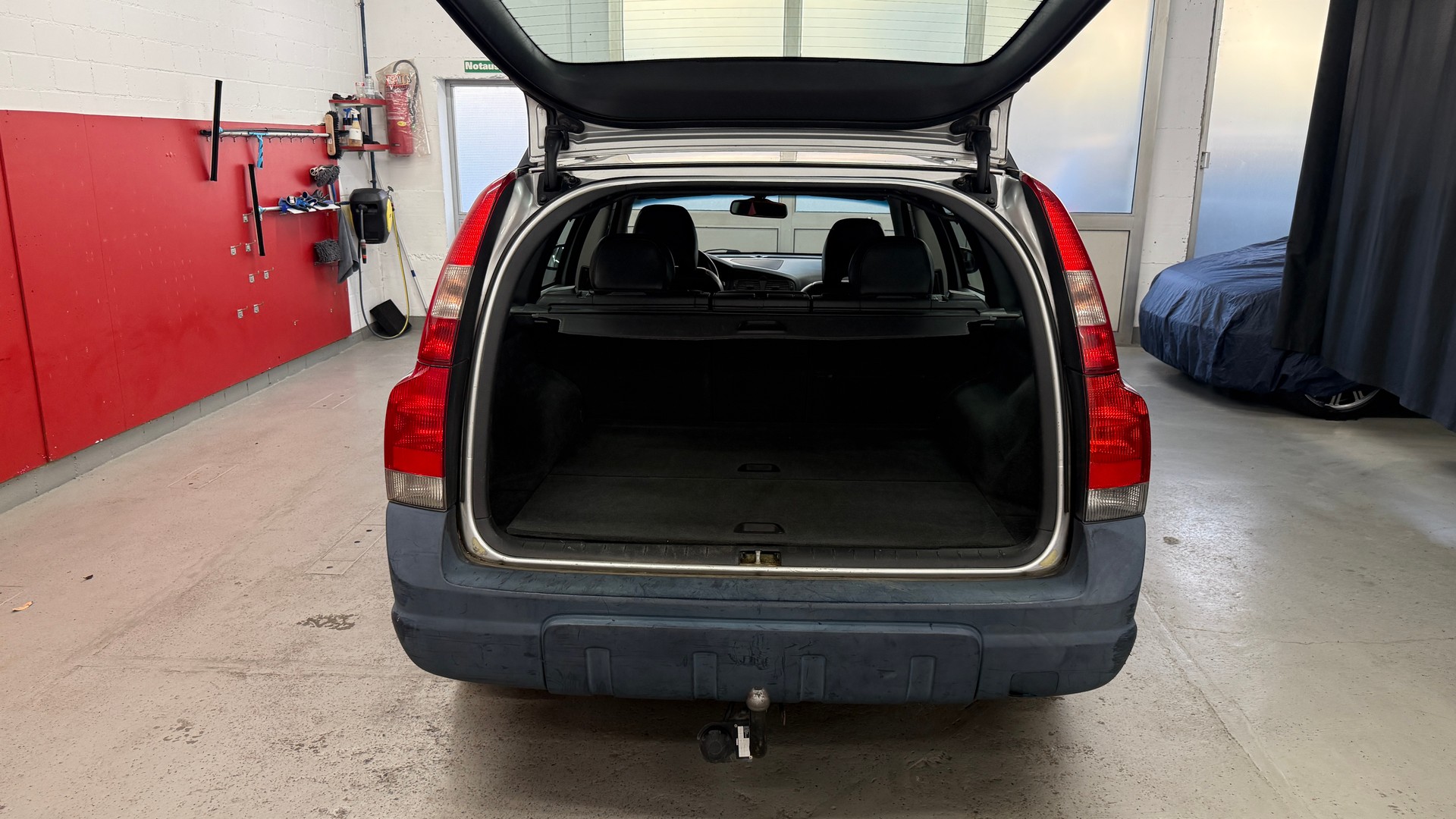 VOLVO XC70 2.5T AWD, Servicegepflegt, Zahnriemen ersetzt fährt schön, Carroserie Schaden siehe Bilder-image-13