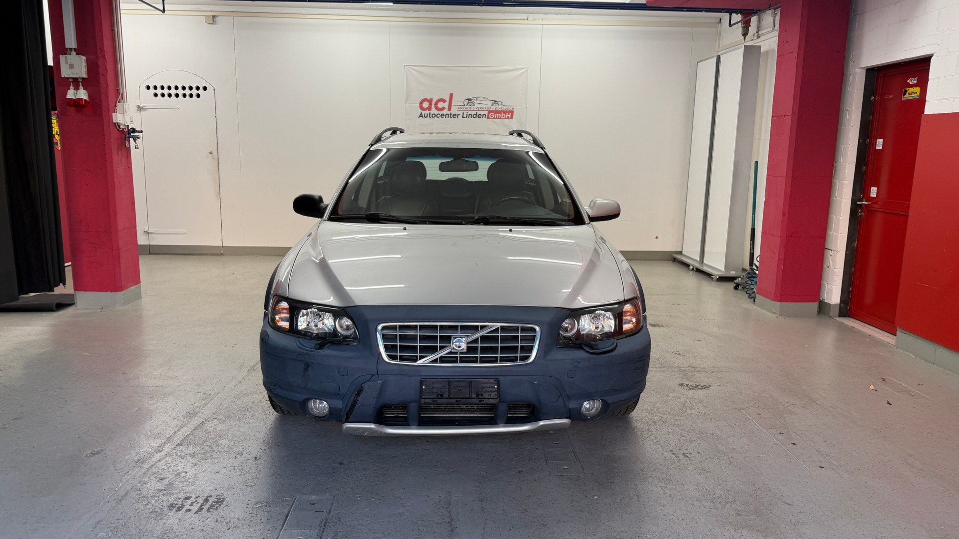 VOLVO XC70 2.5T AWD, Servicegepflegt, Zahnriemen ersetzt fährt schön, Carroserie Schaden siehe Bilder-showroom-element-1