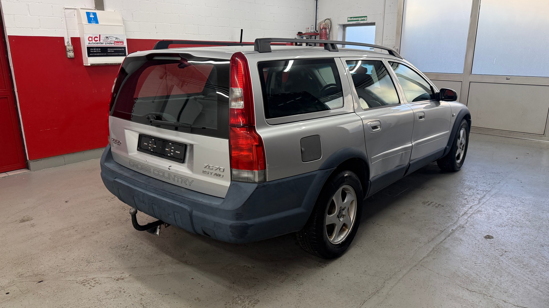 VOLVO XC70 2.5T AWD, Servicegepflegt, Zahnriemen ersetzt fährt schön, Carroserie Schaden siehe Bilder-showroom-element-3