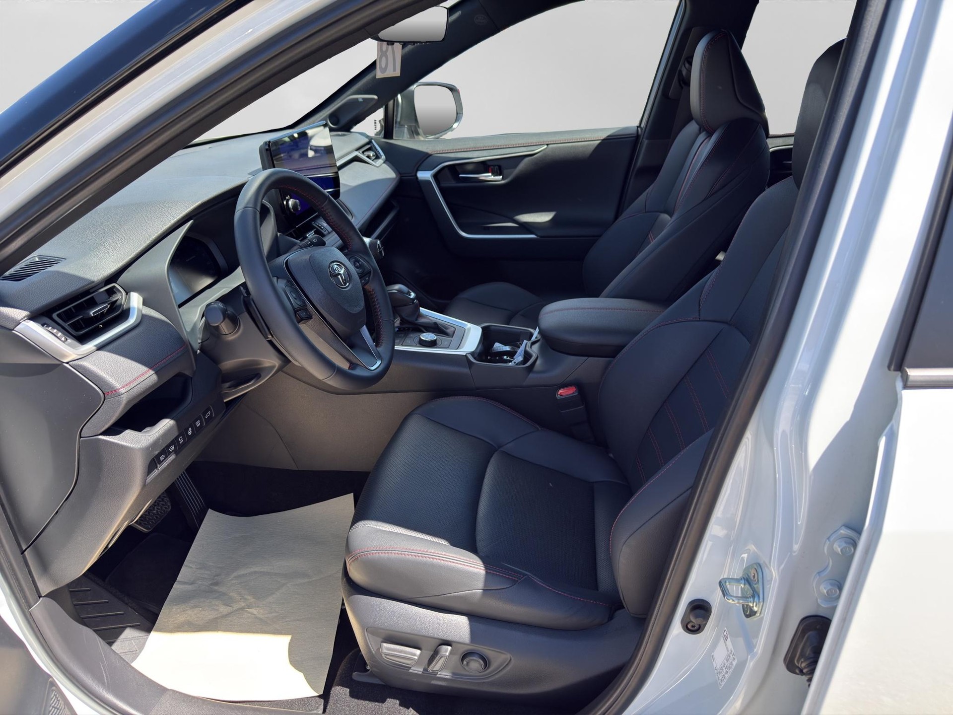 TOYOTA RAV4 2.5 Plug-In-Hybrid Platinum-showroom-element-2