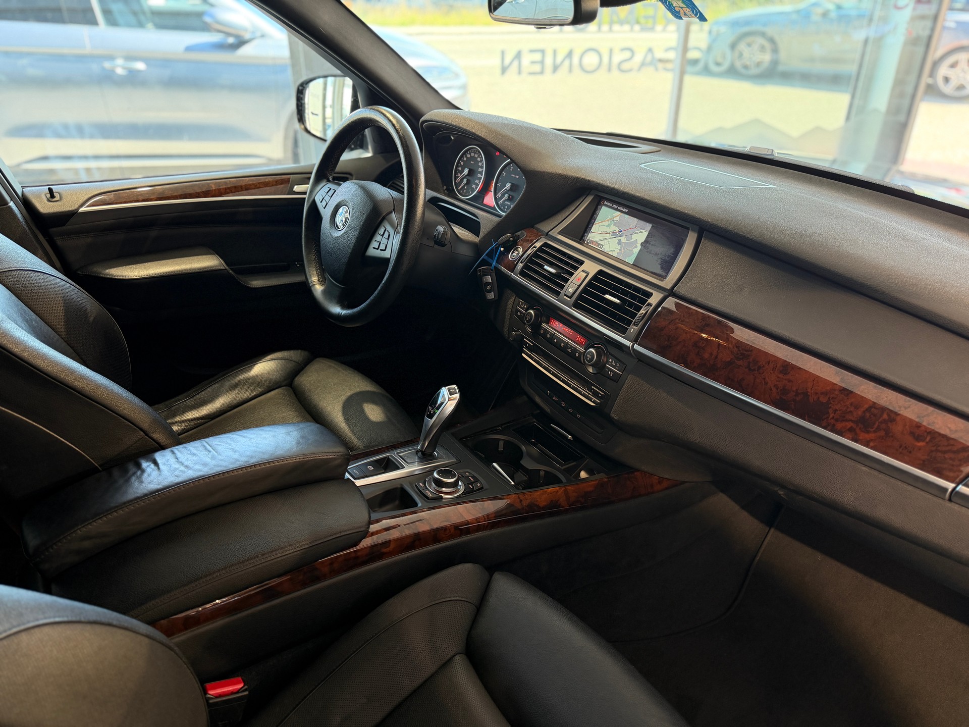 BMW X5 xDrive 50i Steptronic-image-18
