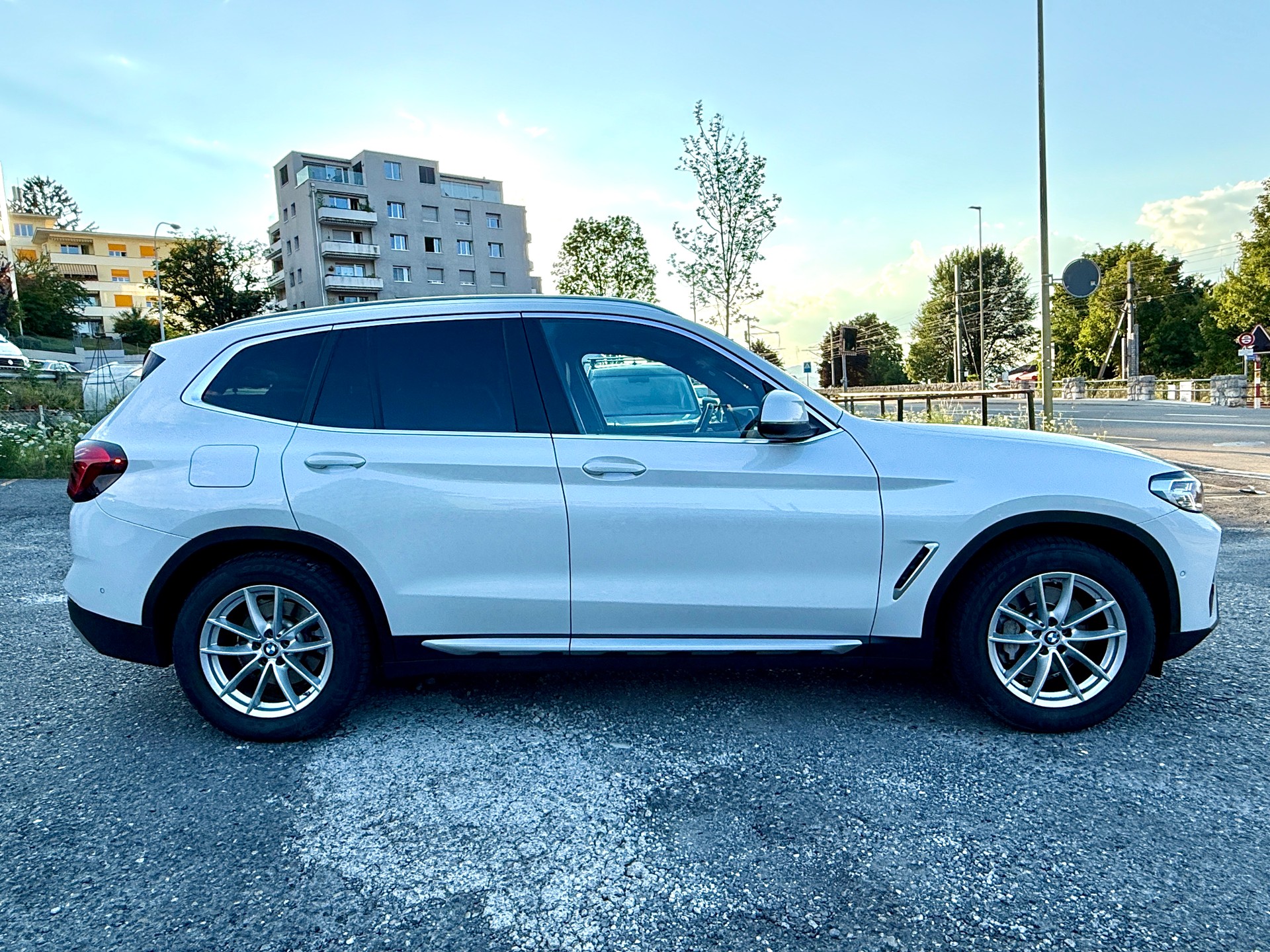 BMW X3 xDrive 48V 30d Mineralweiss Metallic&Panoramadach-image-4