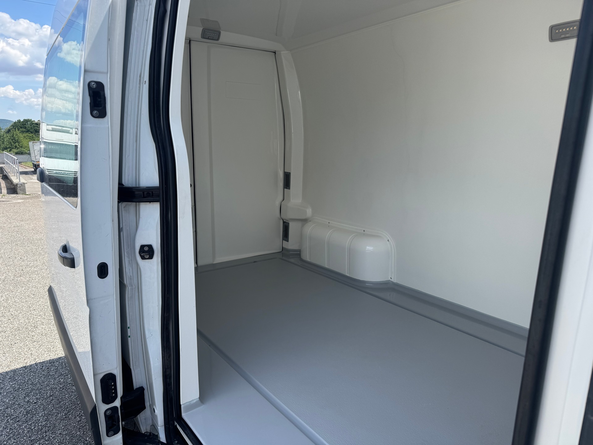 RENAULT Master T33 2.3dCi 135 L2H2-image-10