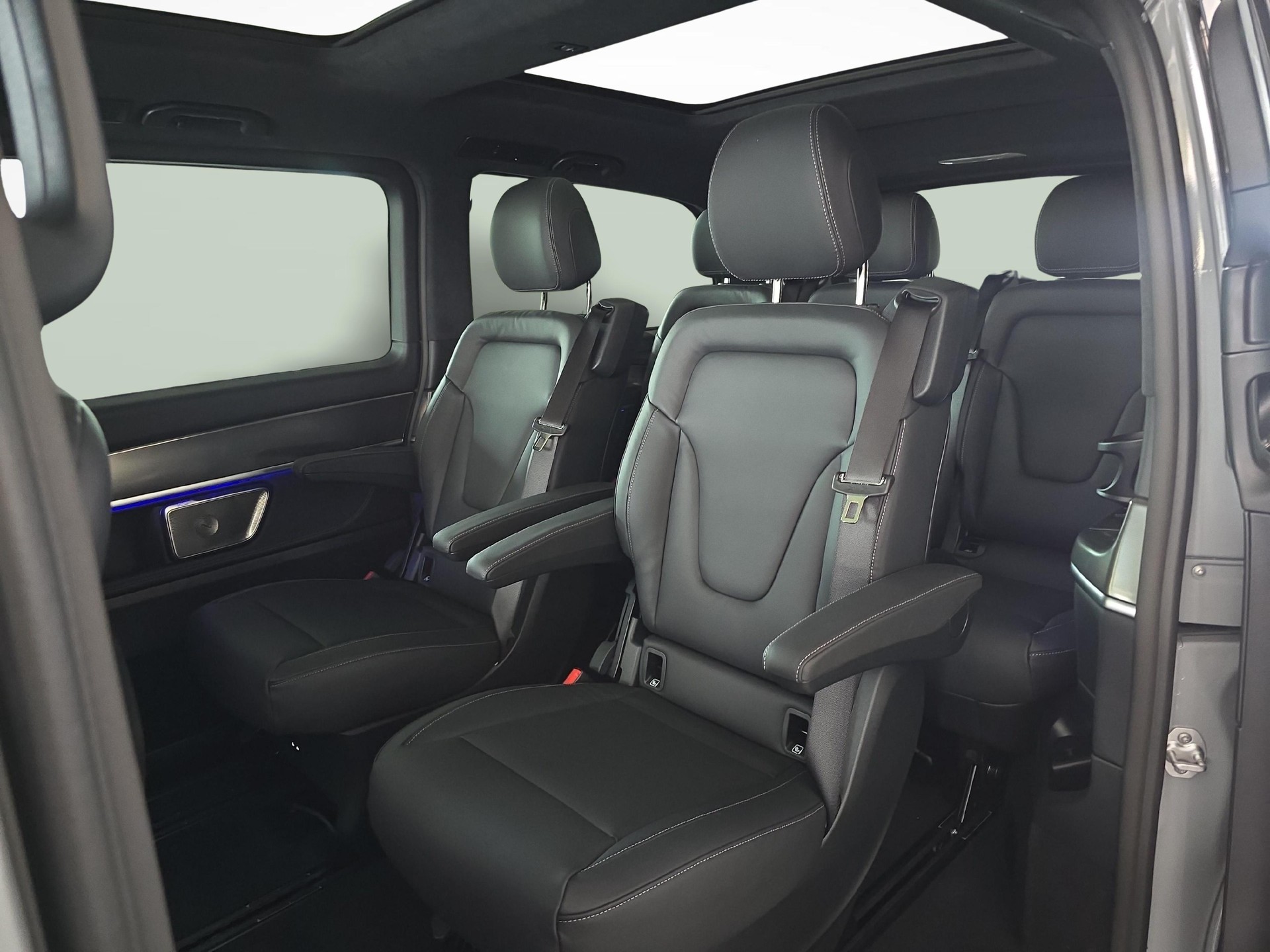MERCEDES-BENZ V 300 d Excl. Swiss Ed. lang 4MATIC Van-image-10