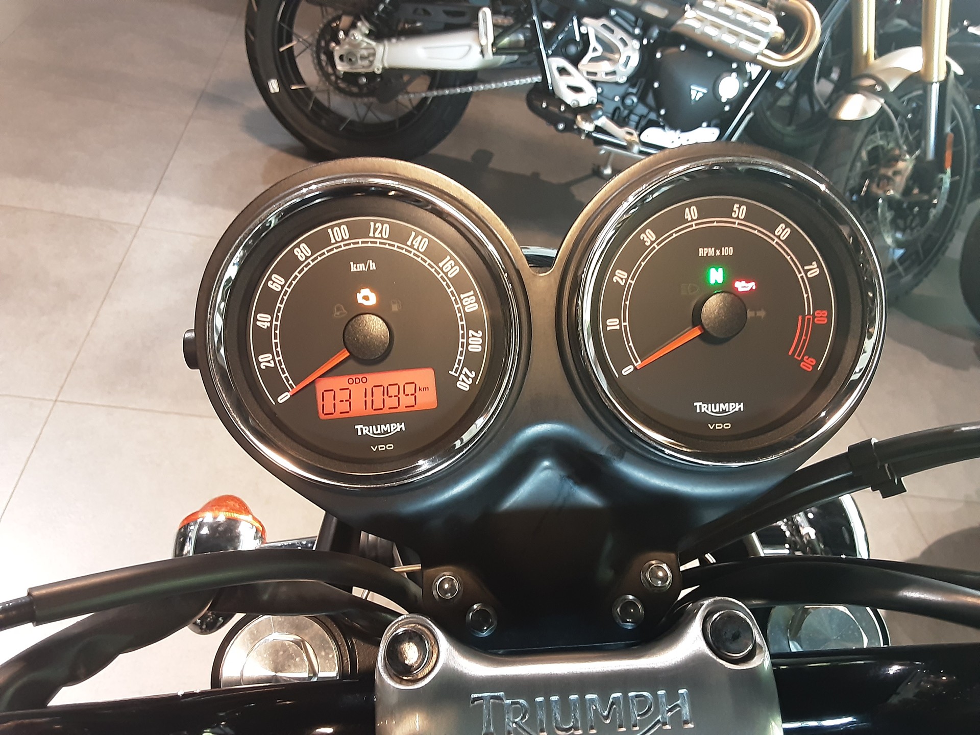 TRIUMPH Bonneville 900 i T 100 Black-image-6