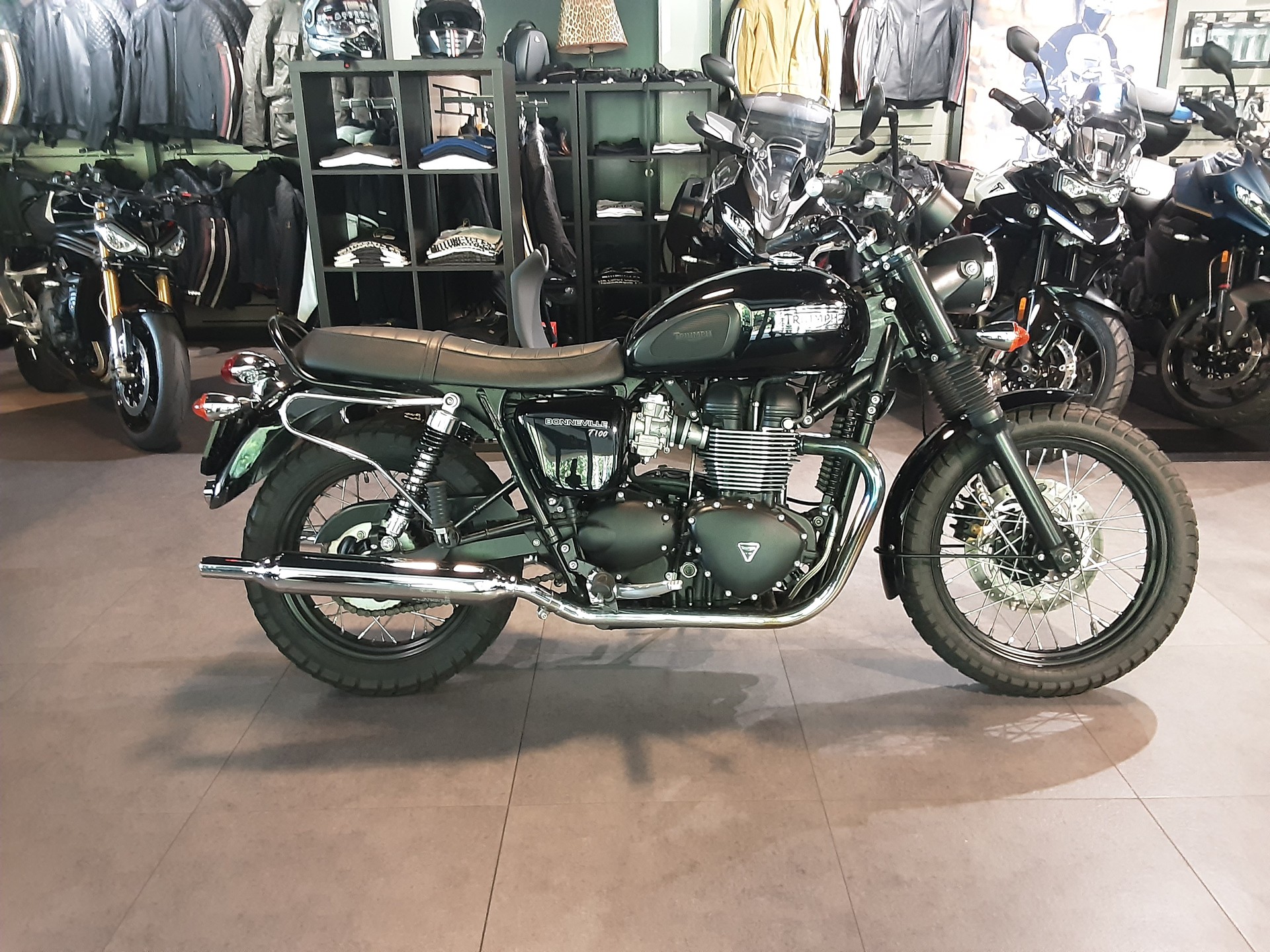 TRIUMPH Bonneville 900 i T 100 Black