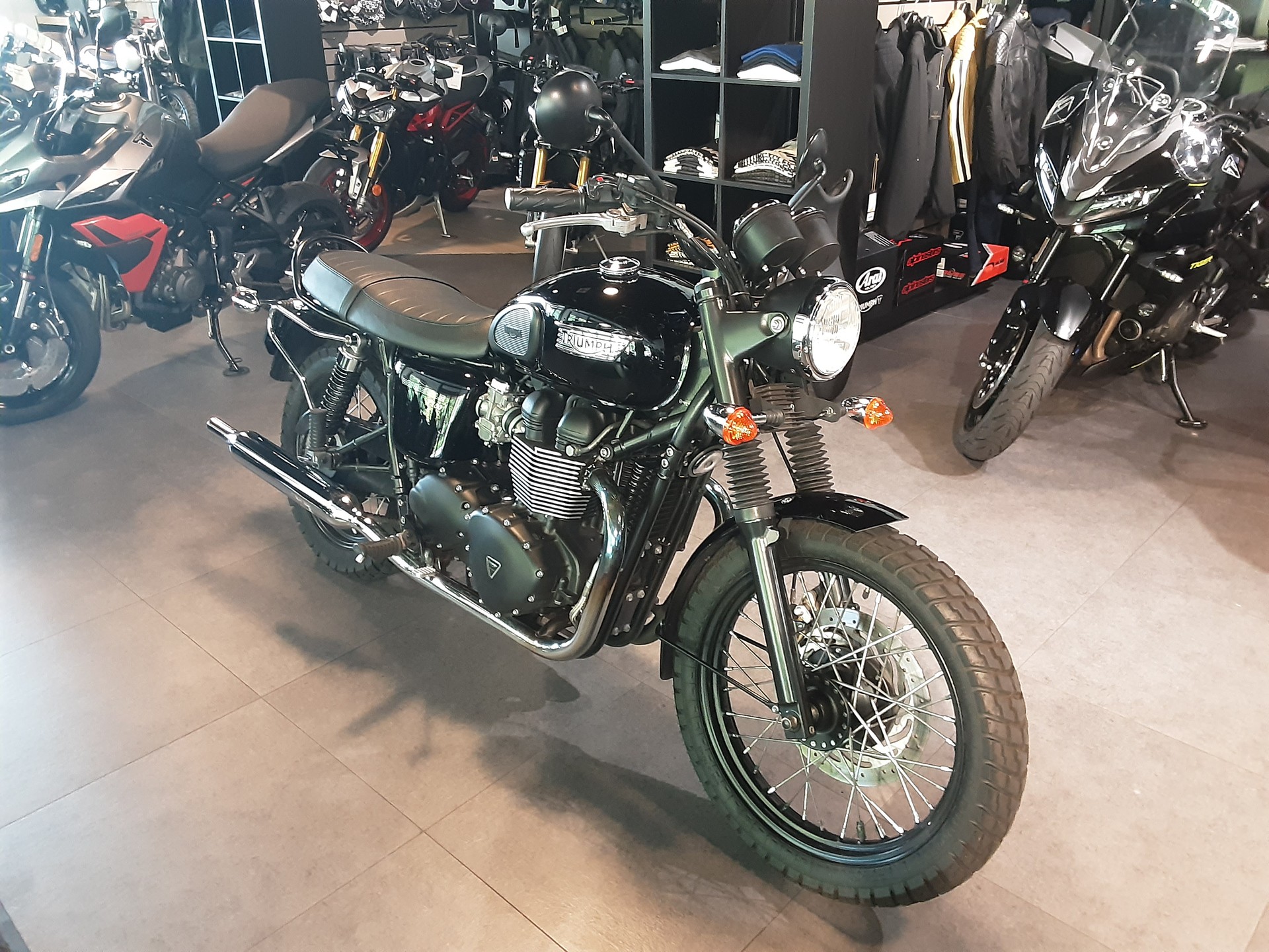 TRIUMPH Bonneville 900 i T 100 Black-image-2