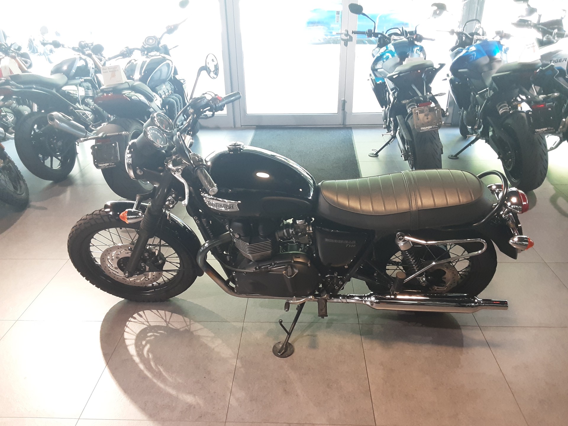 TRIUMPH Bonneville 900 i T 100 Black-image-1