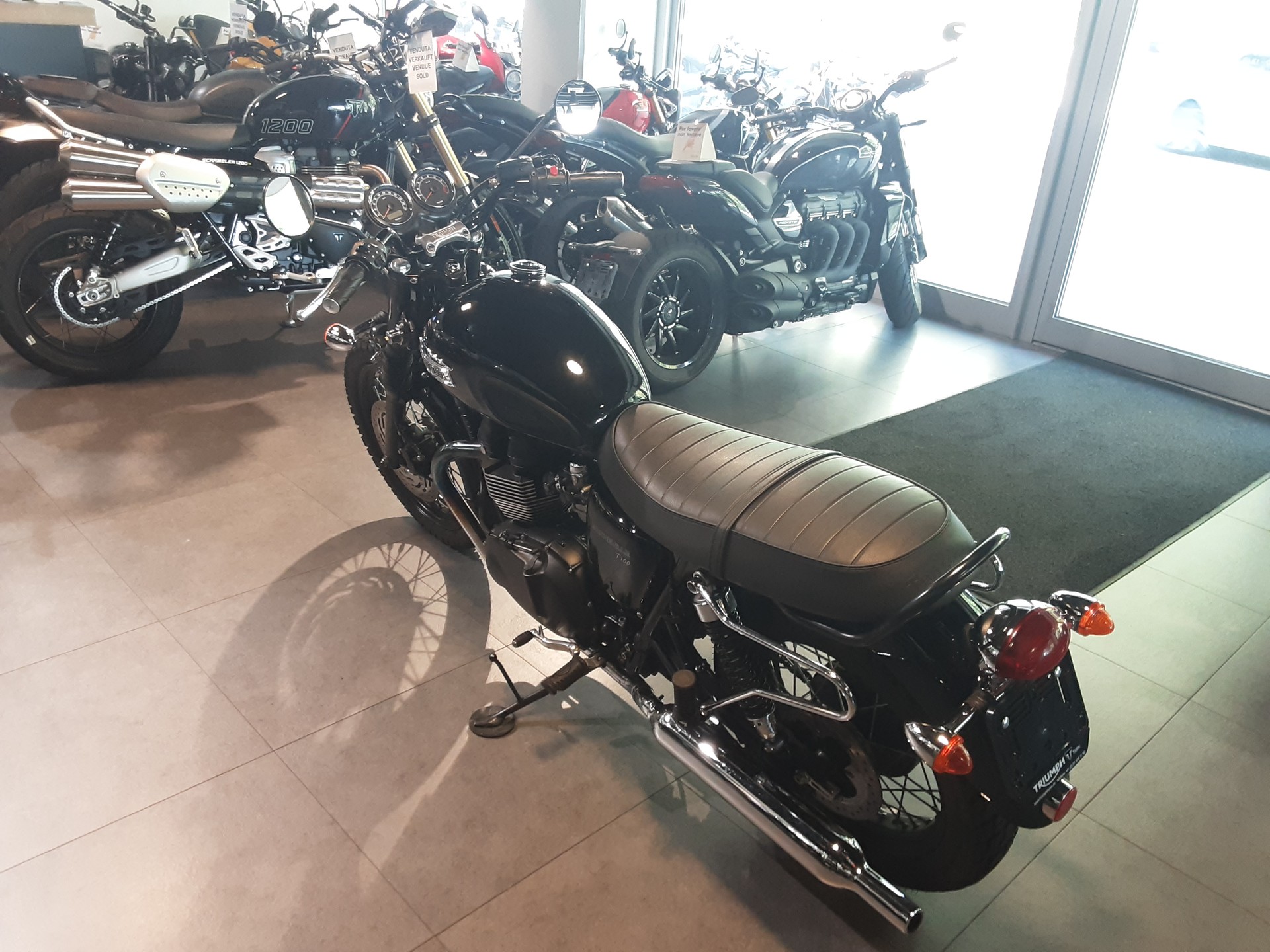 TRIUMPH Bonneville 900 i T 100 Black-image-5
