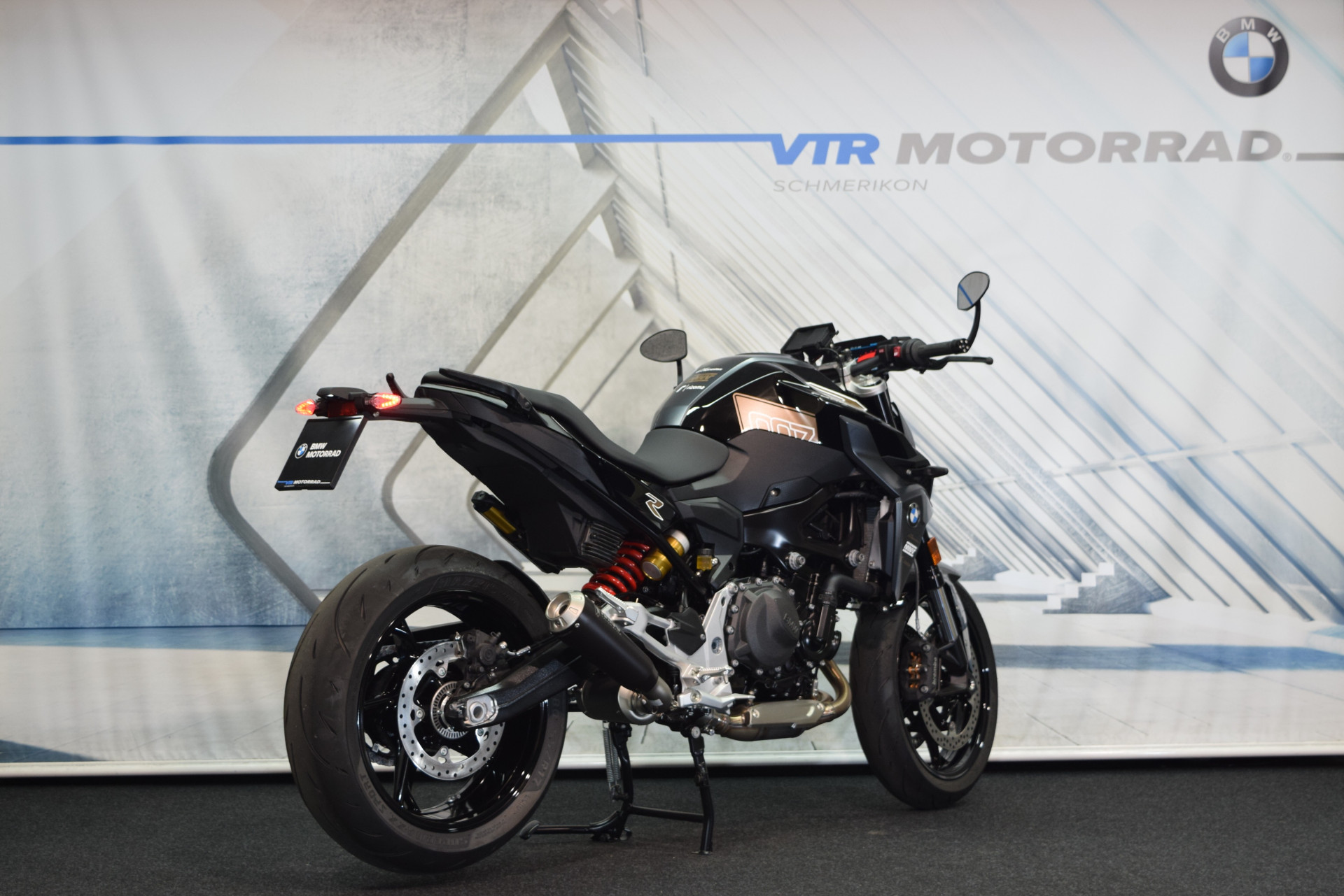 BMW F 900 R Triple Black 007- Spezial-showroom-element-2