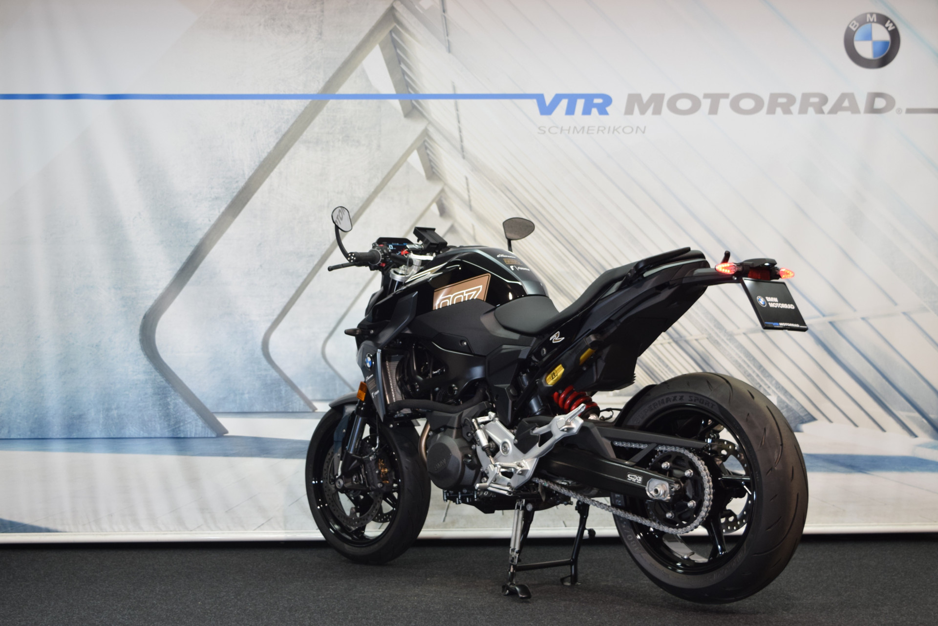 BMW F 900 R Triple Black 007- Spezial-showroom-element-3