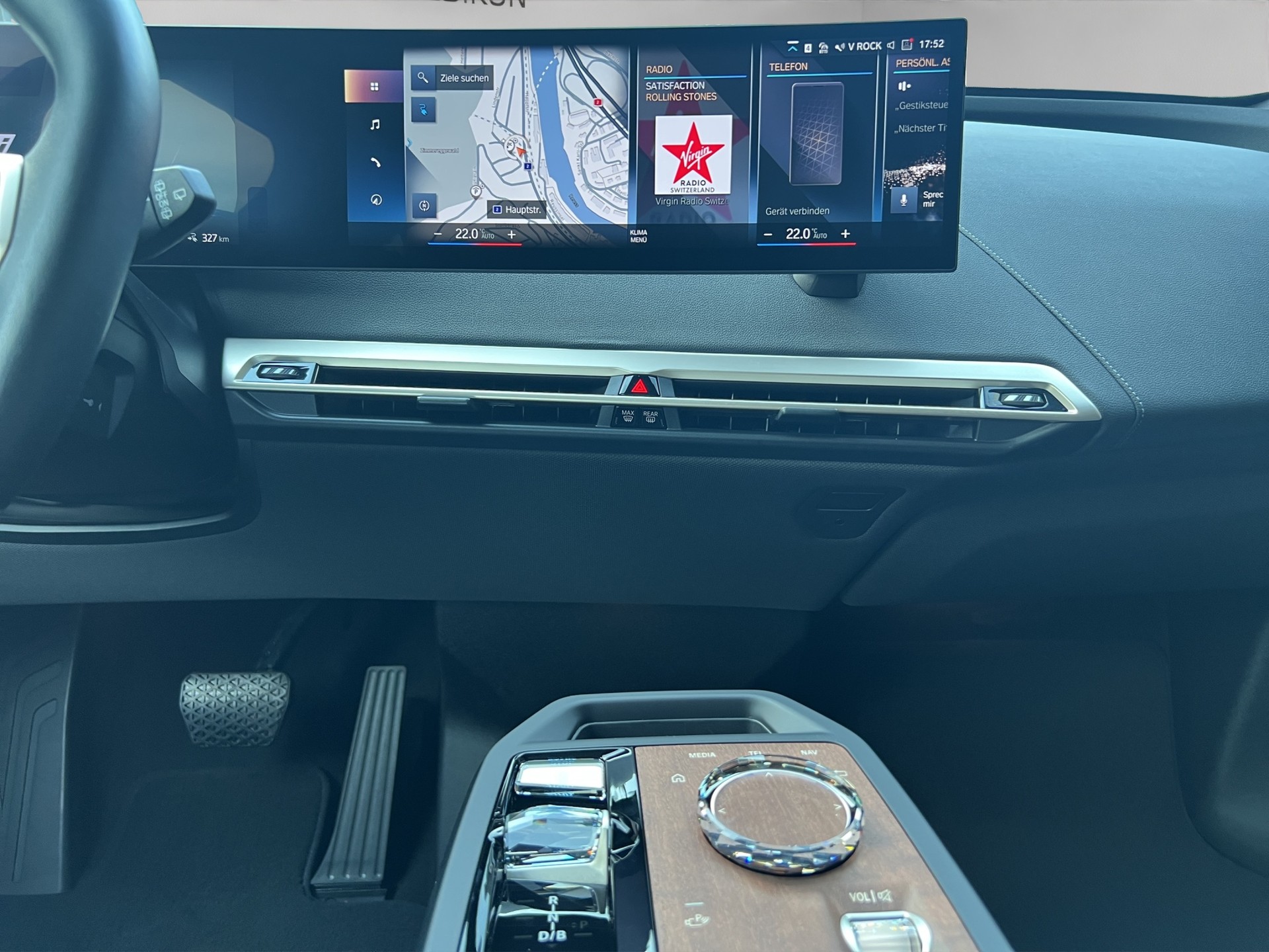 BMW iX xDrive40-image-18
