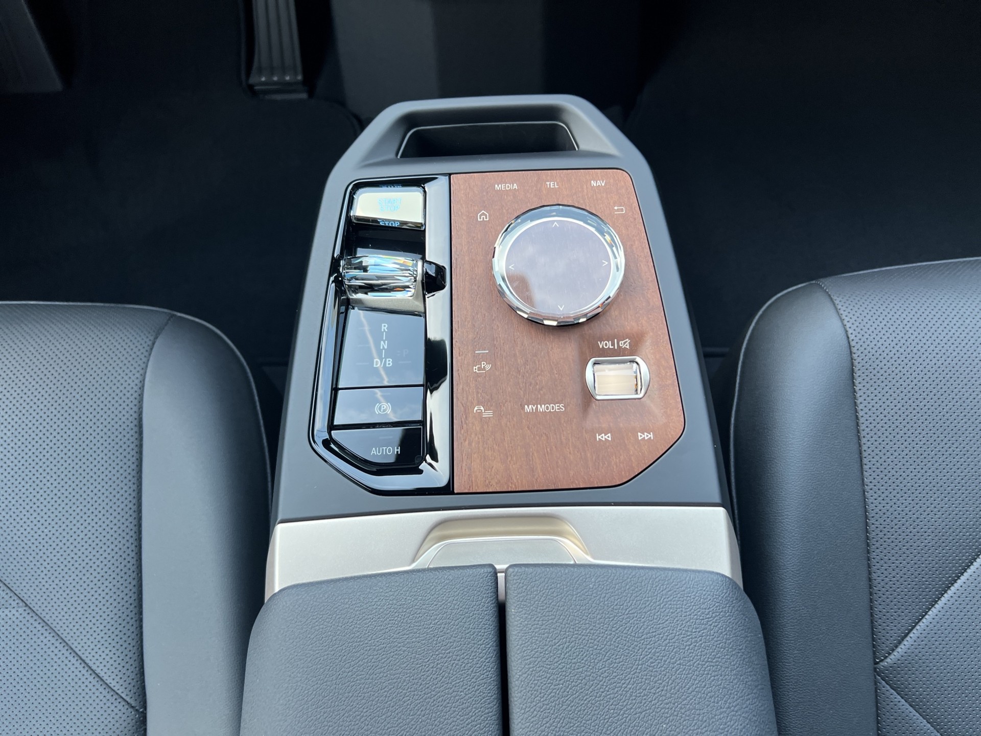 BMW iX xDrive40-image-17