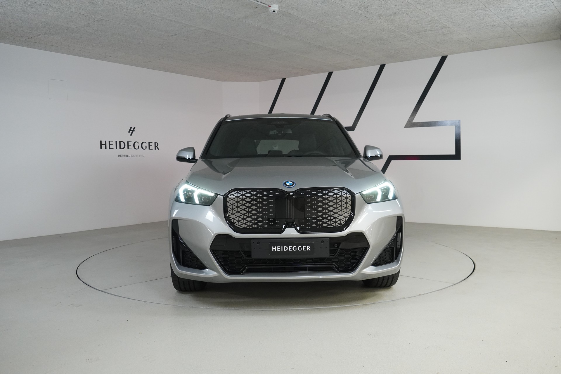 BMW iX1 xDrive 30 M Sport Pro-showroom-element-1